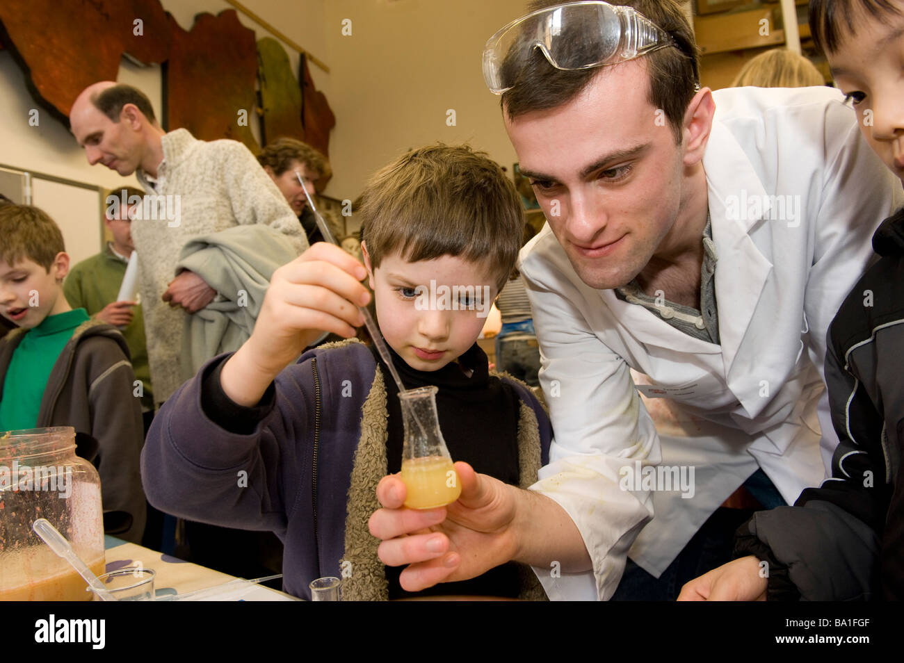 Il museo a Oxford ha una giornata della scienza per i bambini qui spliting off di DNA in un tubo di prova Foto Stock