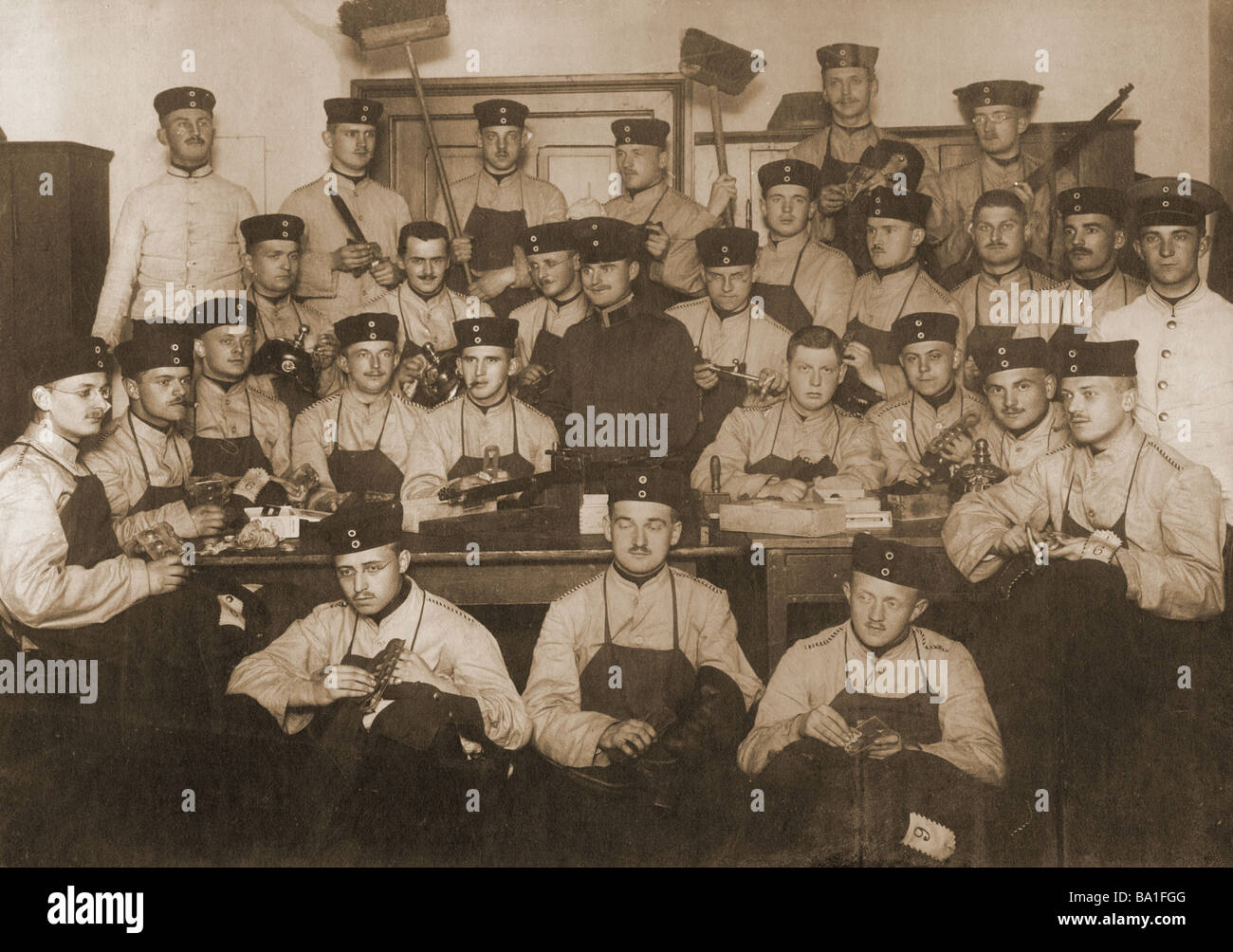 Militare, Germania, artiglieria, Voluntari di un anno durante l'ora di pulizia, Reggimento di artiglieria Di Campo 6th, Glogau, circa 1900, Foto Stock