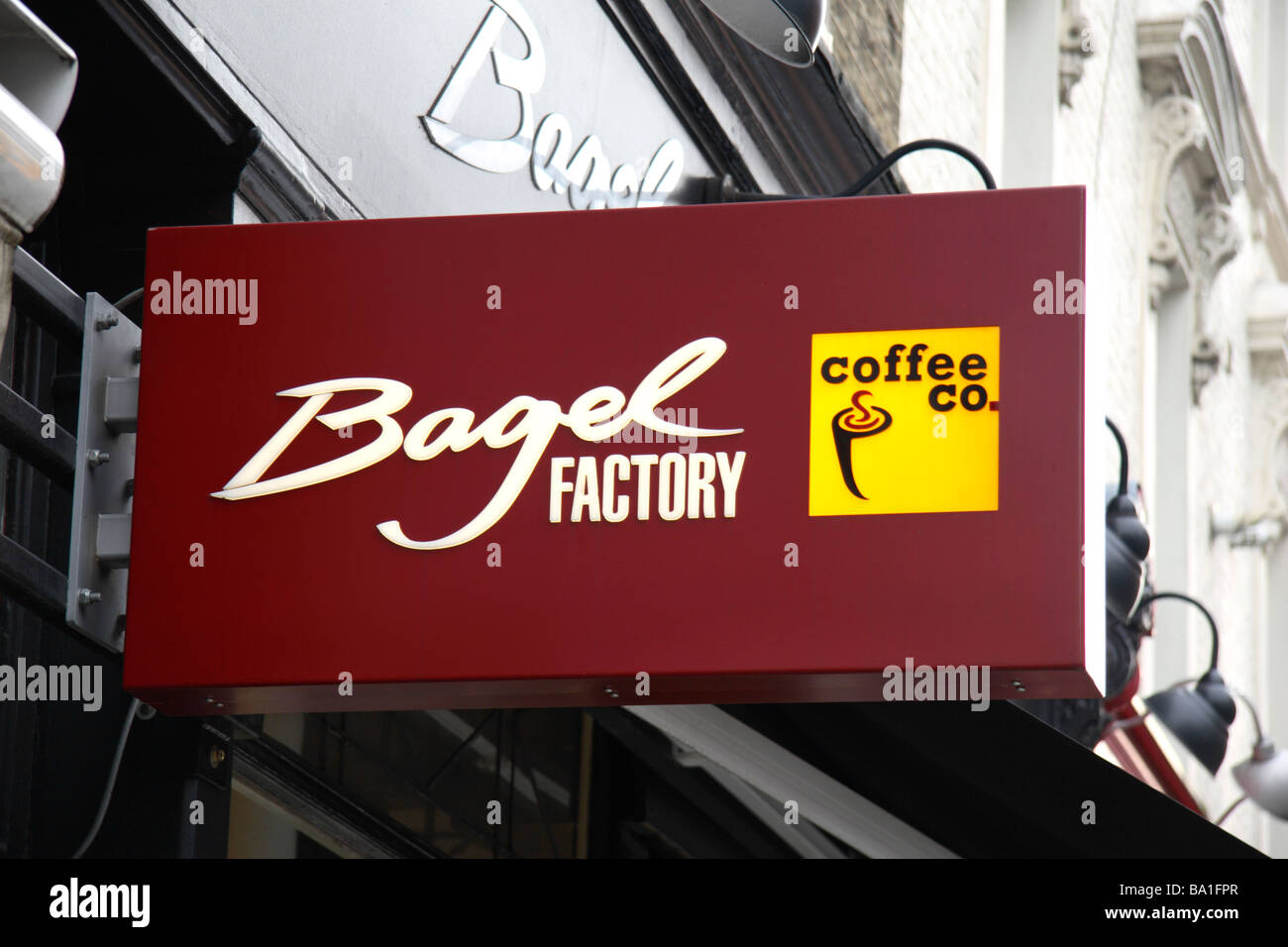 Il segno sopra l'ingresso principale per il bagel Factory shop su Praed Street, Londra. Marzo 2009 Foto Stock