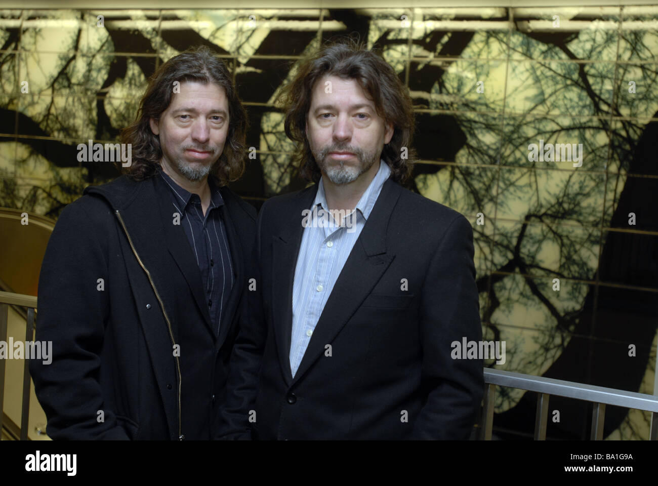 Artisti Doug Starn sinistra e Mike Starn destra nella parte anteriore vedere split vedere cambiare nel sud dal terminal dei traghetti di New York Foto Stock