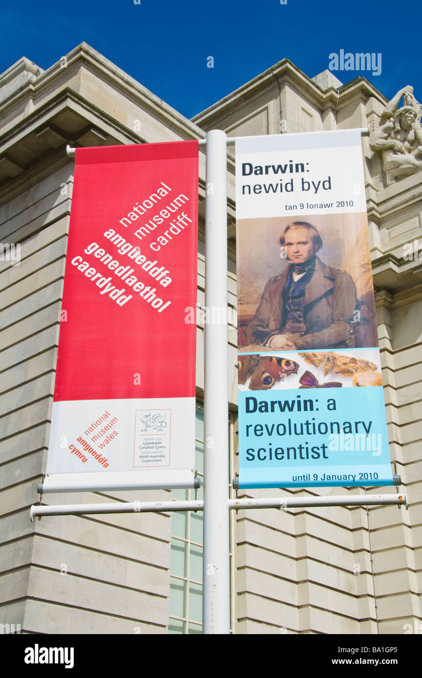 Appendere striscioni per Darwin in mostra al Museo Nazionale del Galles Cardiff South Wales UK Foto Stock