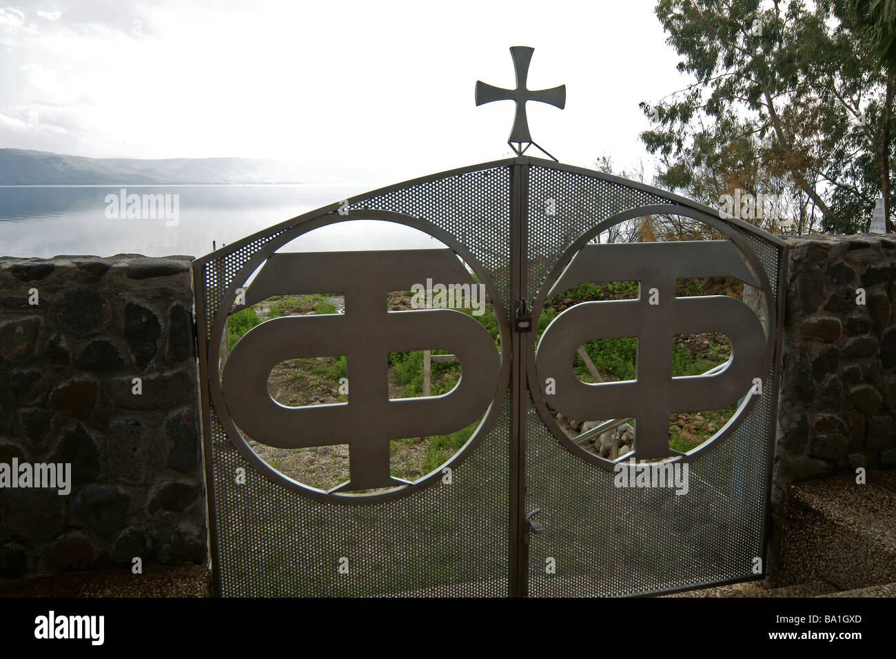 Israele Mare di Galilea Cafarnao Silhouette di una croce nella motivazione della Chiesa greco-ortodossa Foto Stock