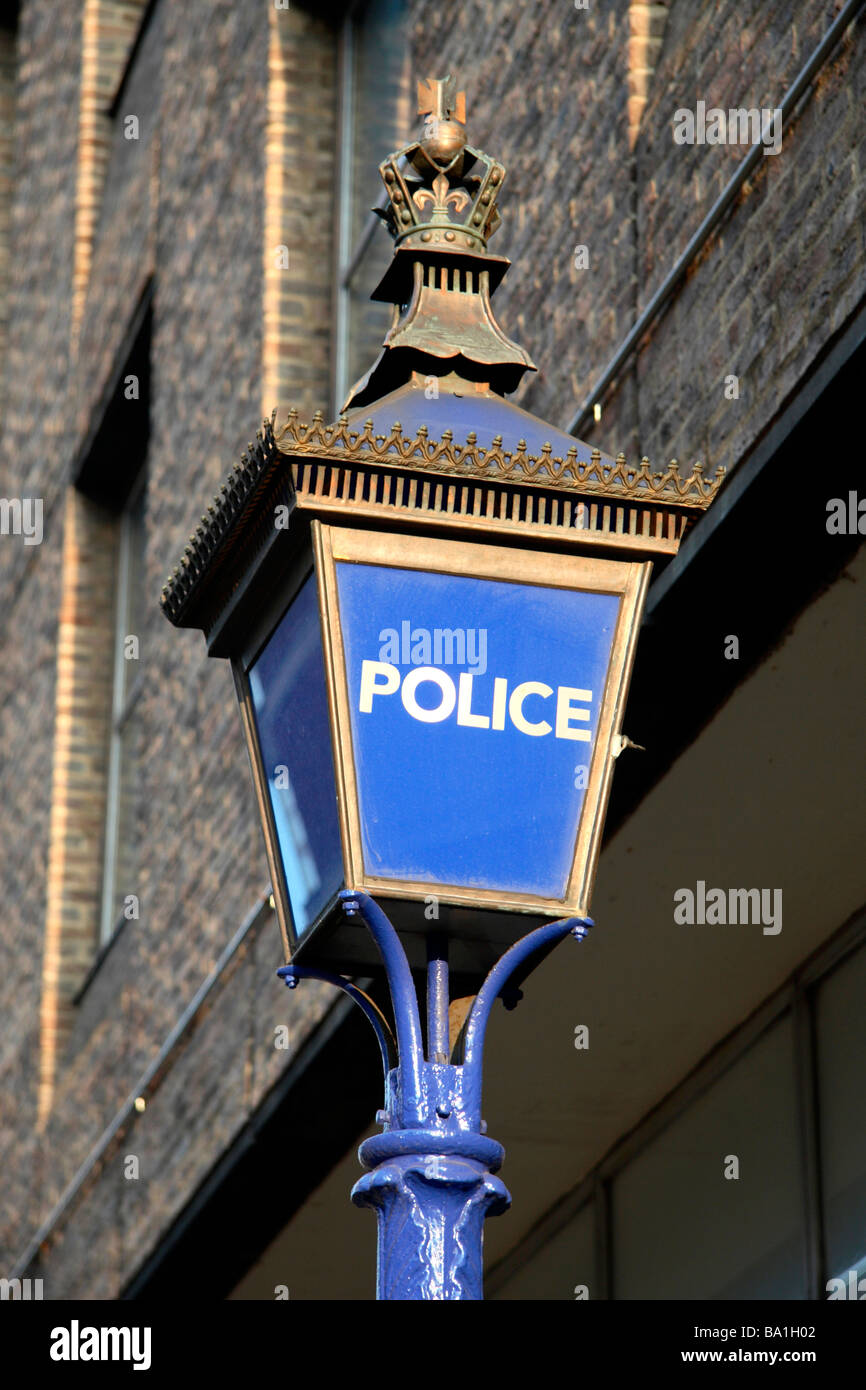 Un tradizionale vecchio blu luce di polizia (lanterna) al di fuori della Metropolitan Police Station in Portman Square, Londra. Foto Stock