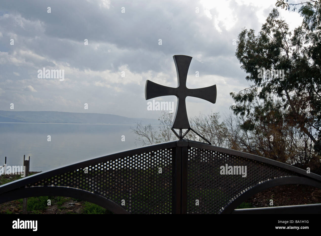 Israele Mare di Galilea Cafarnao Silhouette di una croce nella motivazione della Chiesa greco-ortodossa Foto Stock