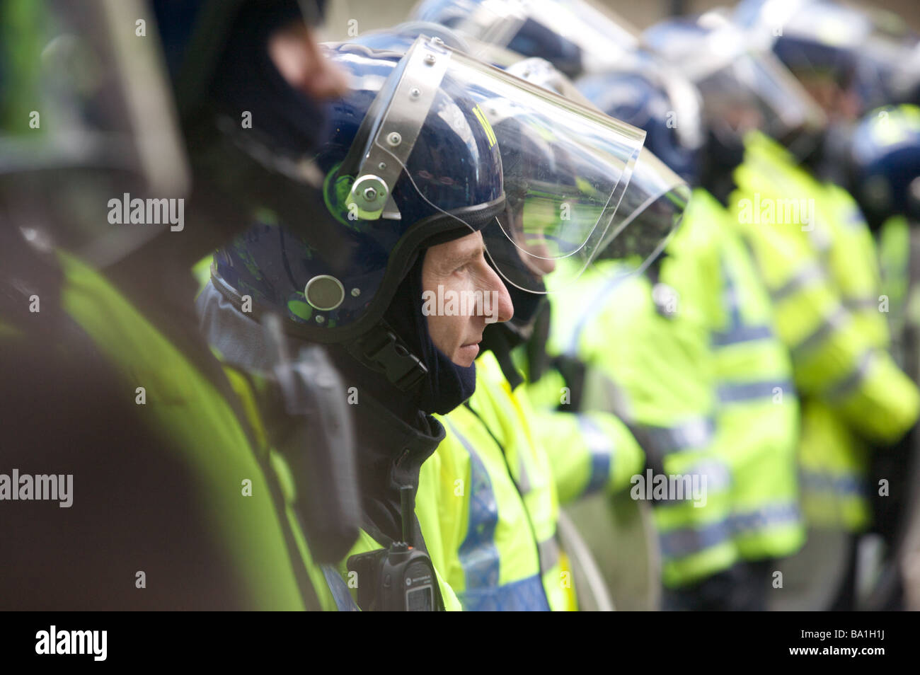 La polizia di tumulto ingranaggio G20 Linea p di forze di polizia in tenuta da sommossa al vertice G20 protesta, Londra Foto Stock
