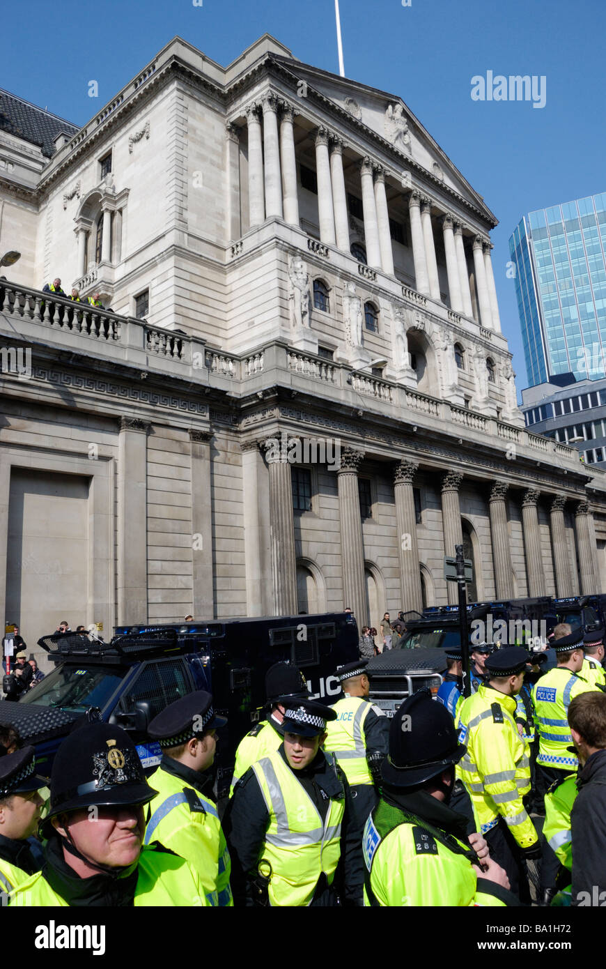 La polizia e i camion blindato a guardia della banca di Inghilterra durante la G20 dimostrazioni nella città di Londra. Foto Stock
