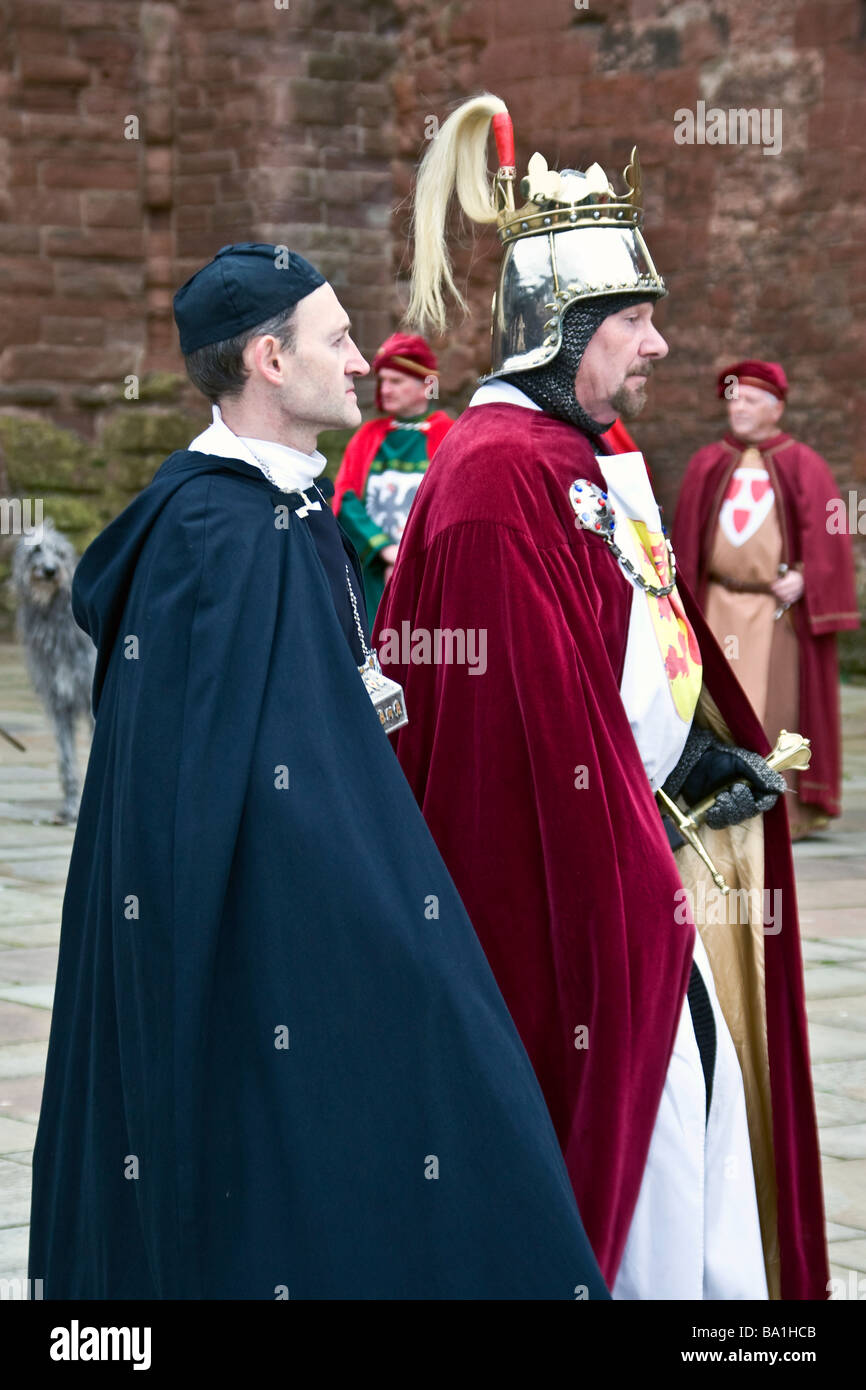 Bernard de Linton di Arbroath e del Re Roberto Bruce camminare fianco a fianco in Arbroath Abbey durante la rievocazione,UK Foto Stock