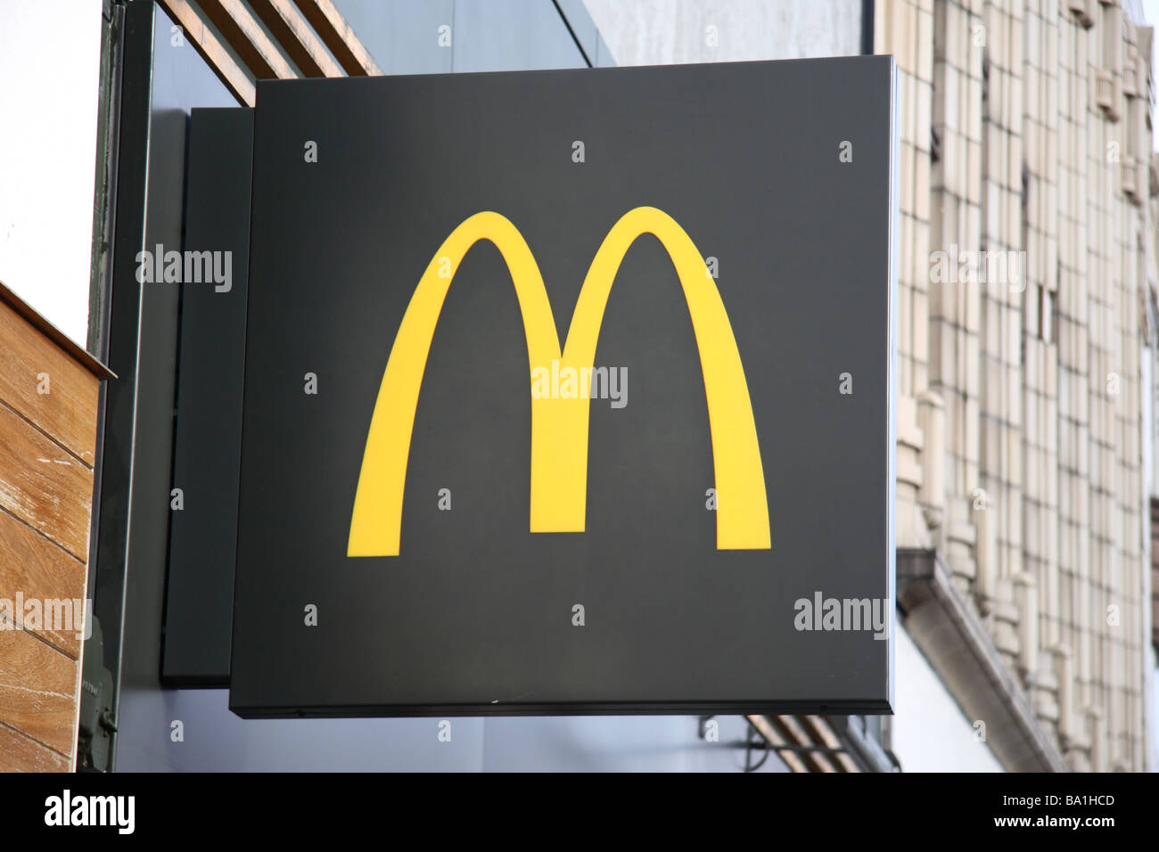 Il famoso Golden Arches segno sopra l ingresso del McDonalds un ristorante fast food su Edgware Road, Londra. Mar 2009 Foto Stock