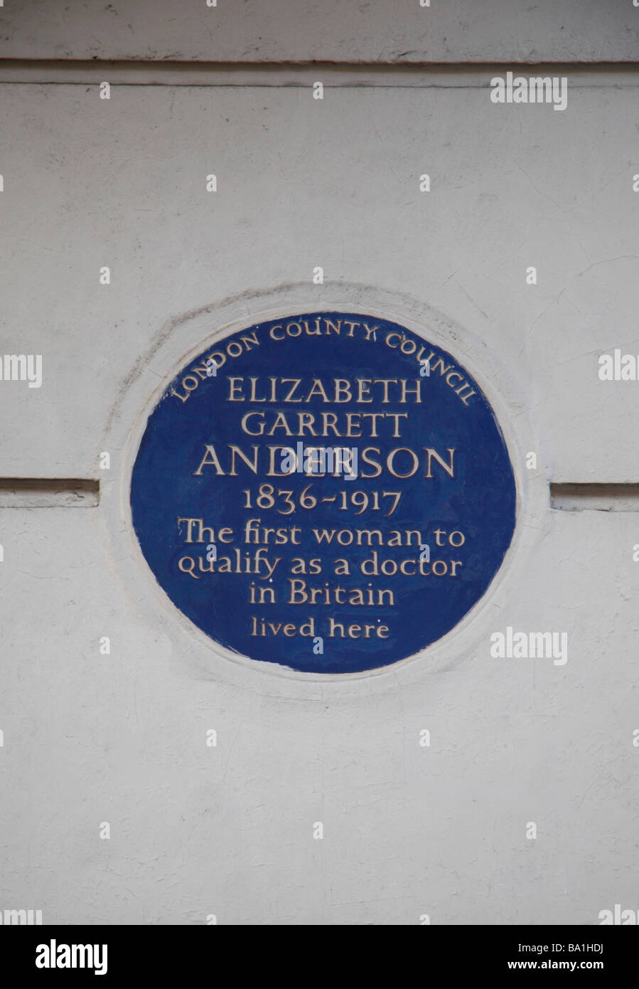 Una targa blu per la prima donna a qualificarsi come un medico Elizabeth Garrett Anderson, a Londra, in Inghilterra. Feb 2009 Foto Stock