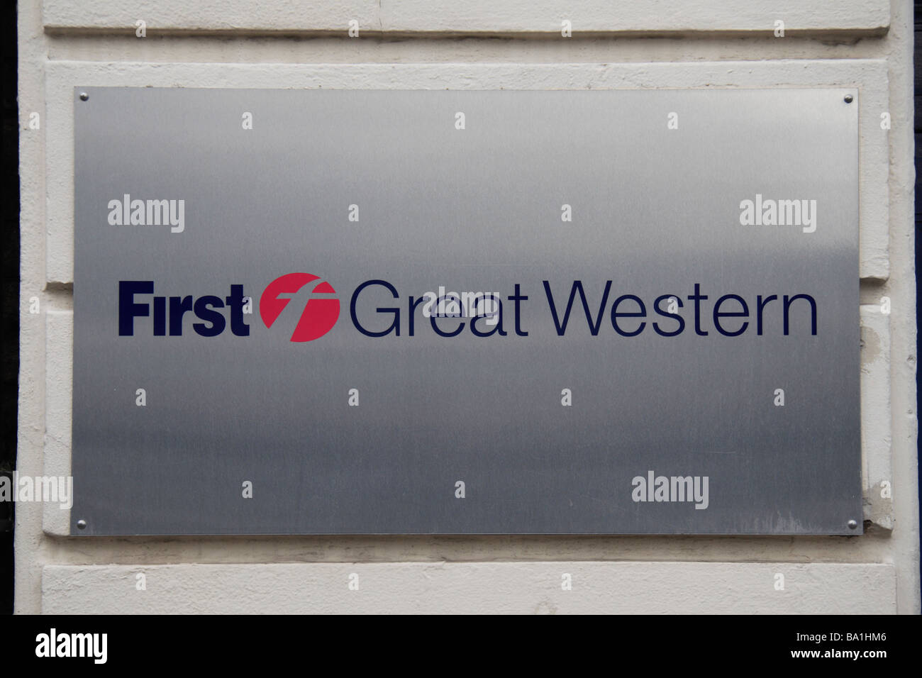 La placca per primo la Great Western Ferrovie al di fuori del suo ufficio attaccato alla stazione ferroviaria di Paddington, Londra, Regno Unito. Foto Stock