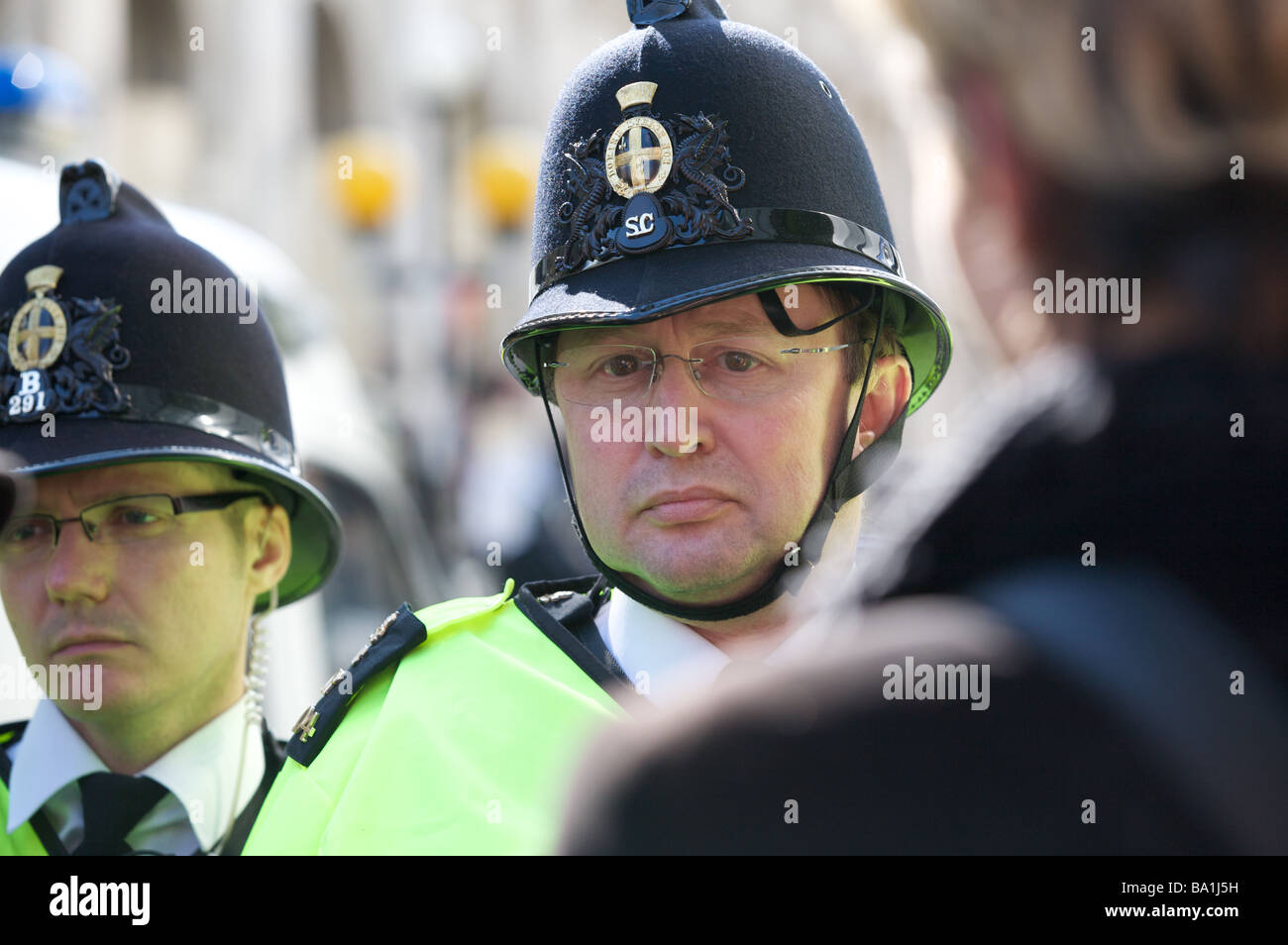 Due forze di polizia e un dimostrante a G20 protesta Foto Stock