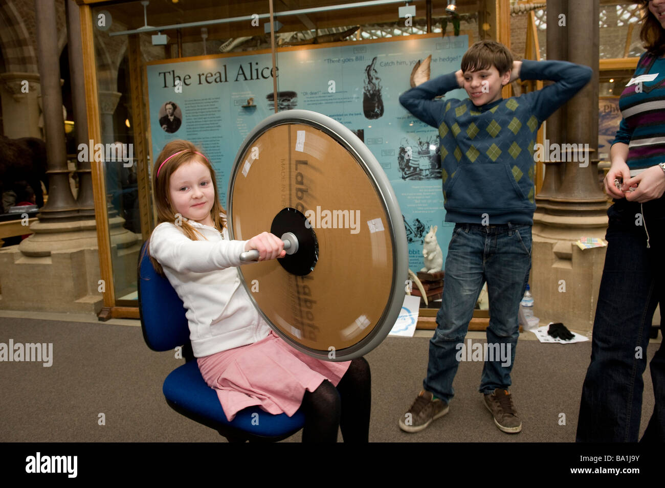 Il museo a Oxford ha una giornata della scienza per i bambini così uno degli esperimenti con le forze e le ruote di filatura Foto Stock