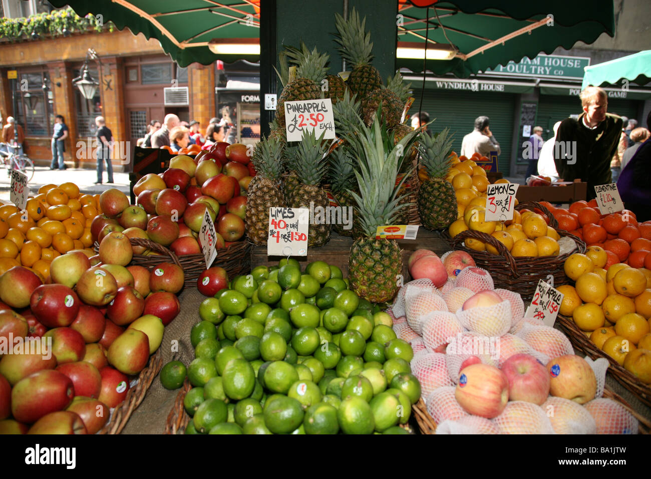 Frutta fresca in stallo per la vendita di frutta al Mercato di Borough di Londra Foto Stock