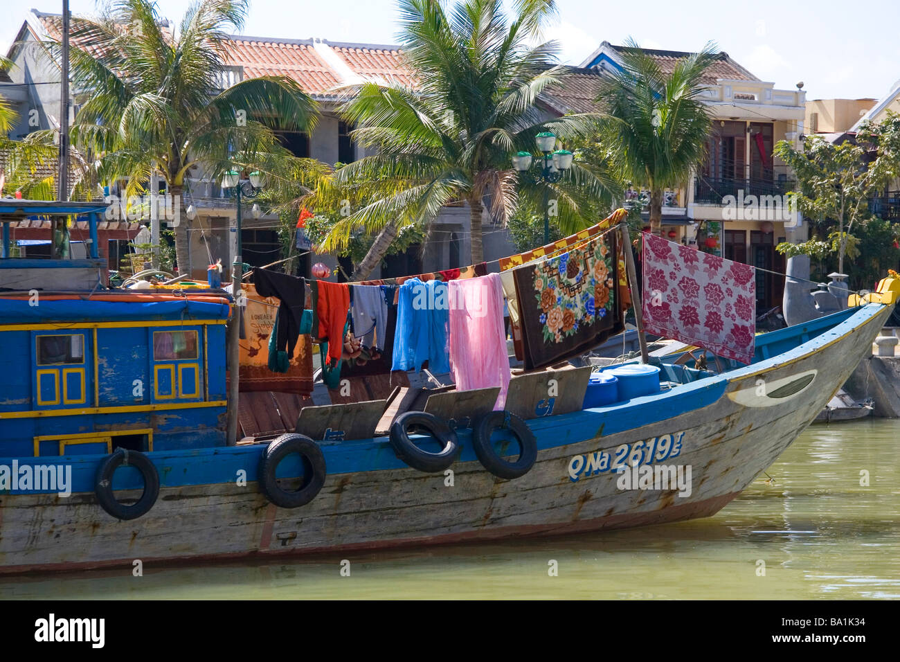 L'asciugatura di biancheria in una barca sul fiume Thu Bon a Hoi An Vietnam Foto Stock