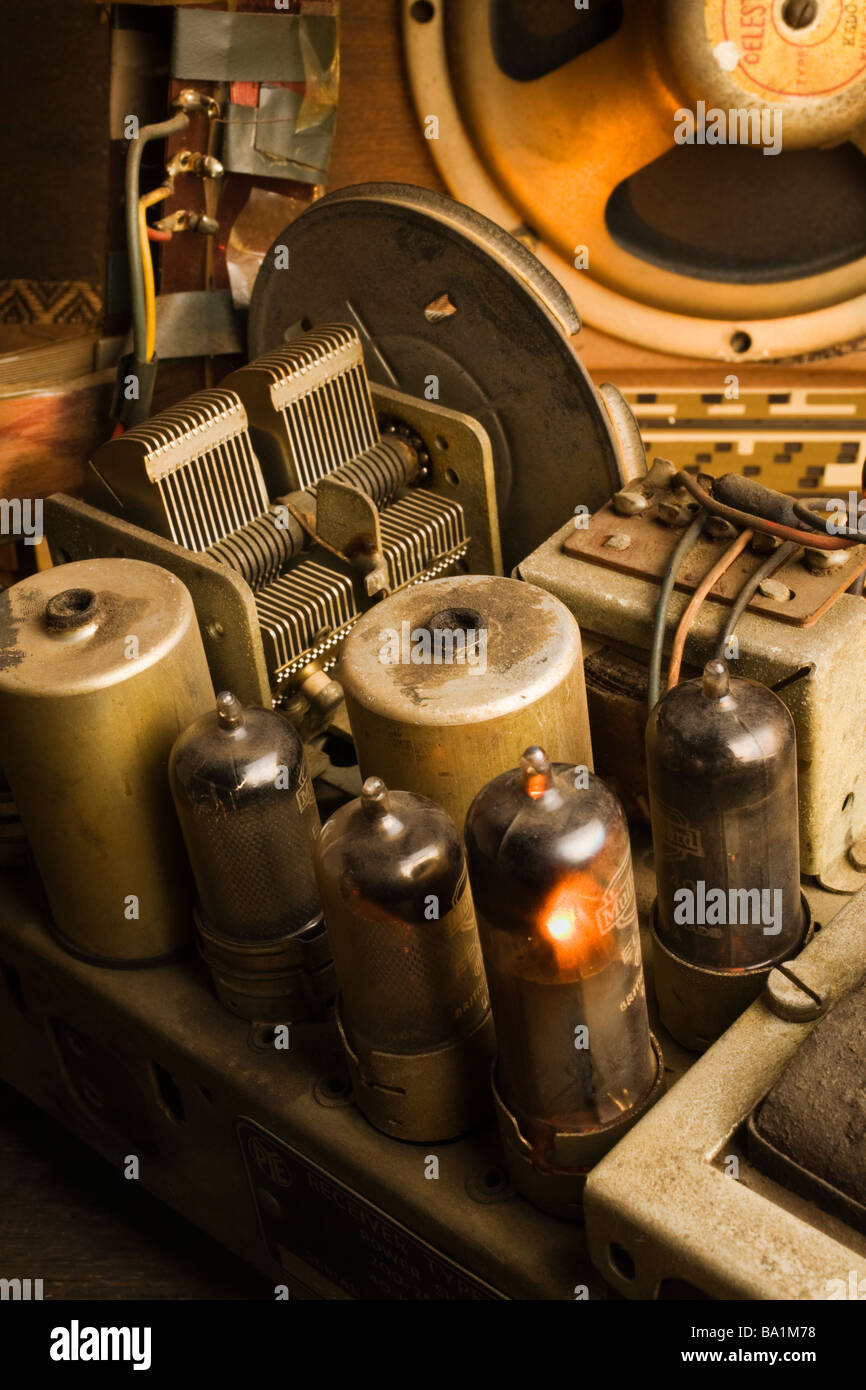 Un vecchio 1950 radio valvola telaio. Foto Stock