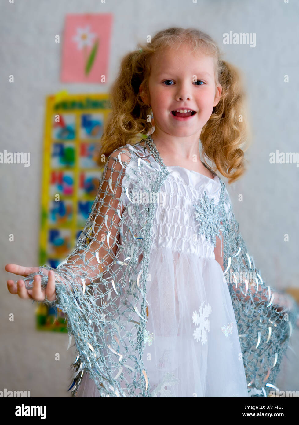 Piccola ragazza in vacanza carnevale costume di fiocco di neve Foto stock -  Alamy