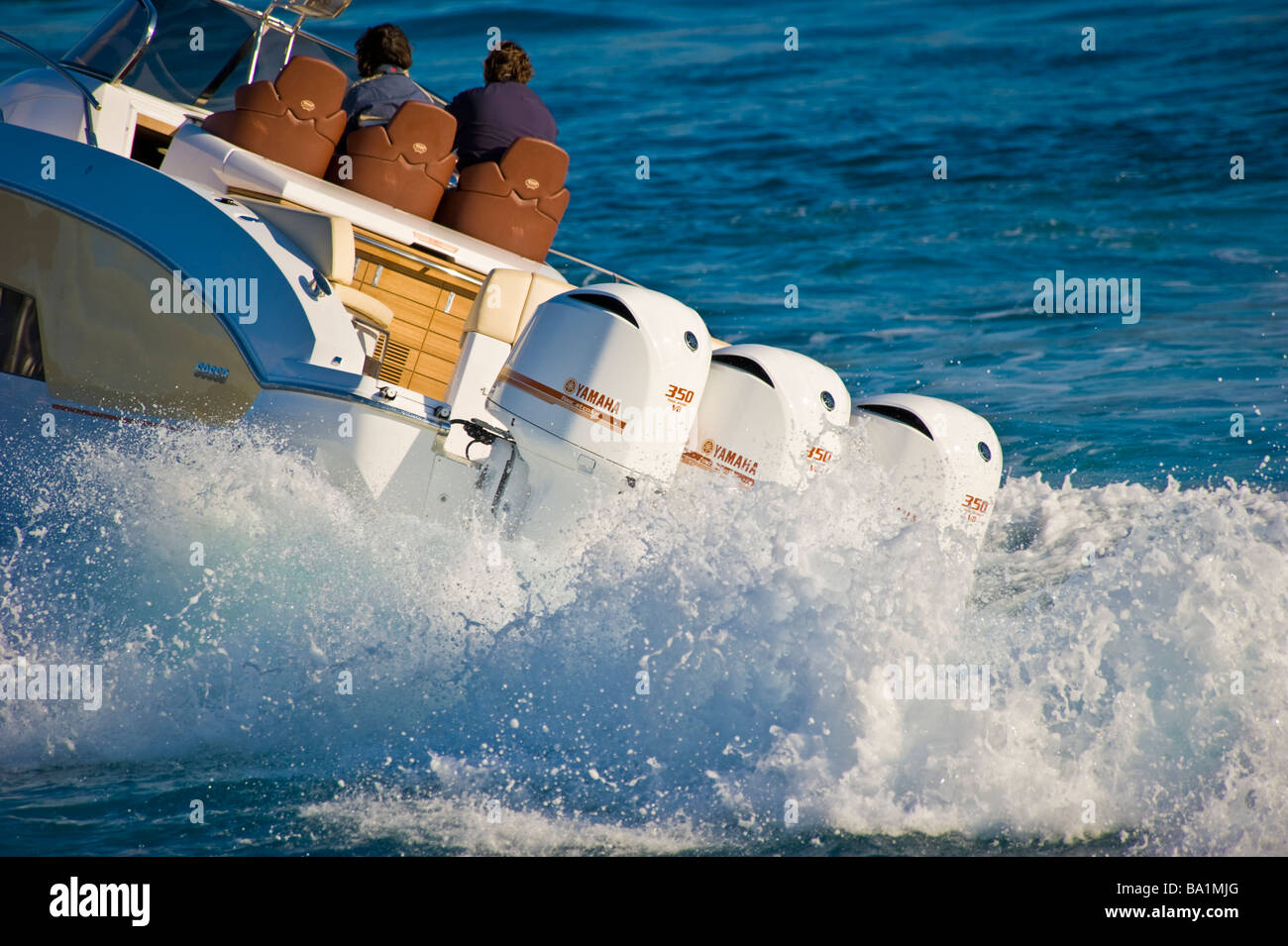 Tre Yamaha outborard motori su Sessa Key Largo 36 spruzzi di powerboat splash acqua velocità di divertimento Foto Stock