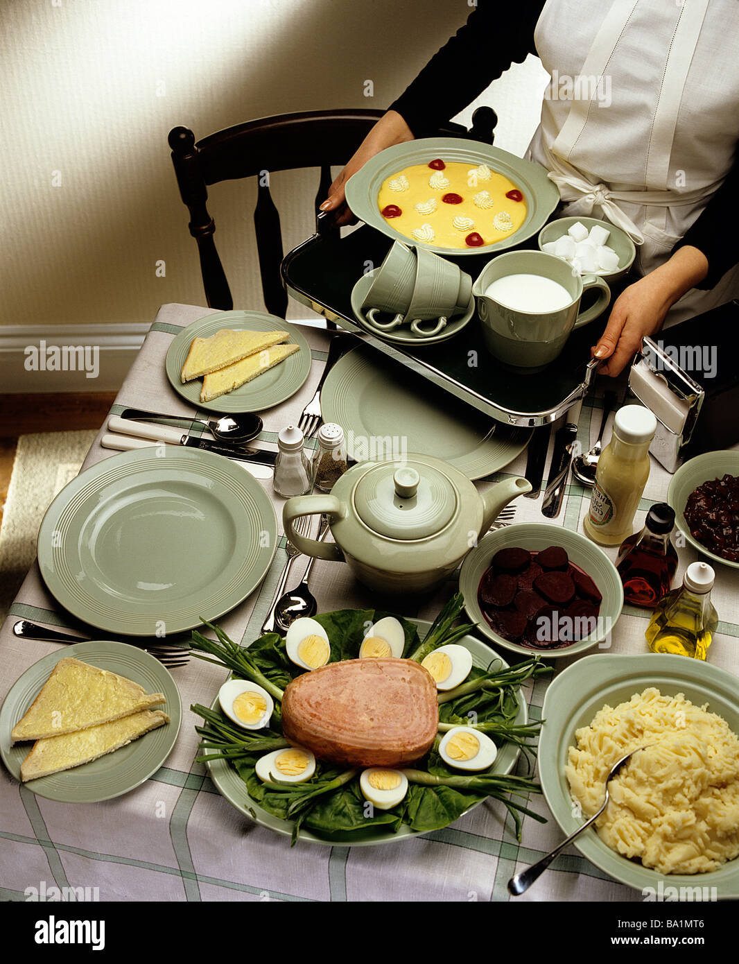 Nello stile degli anni '50 che serve cibo Foto Stock