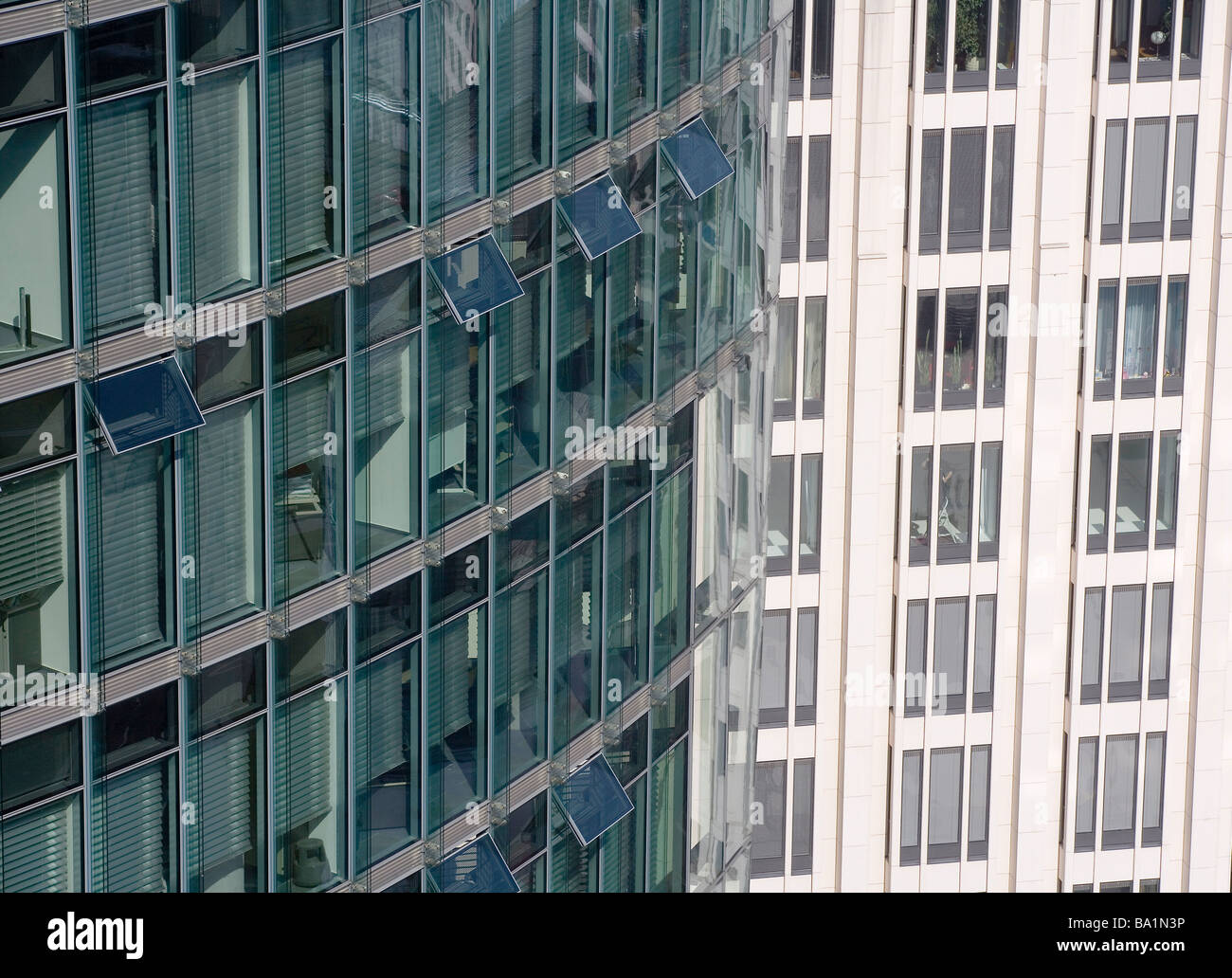 Edificio per uffici con sfumature Foto Stock