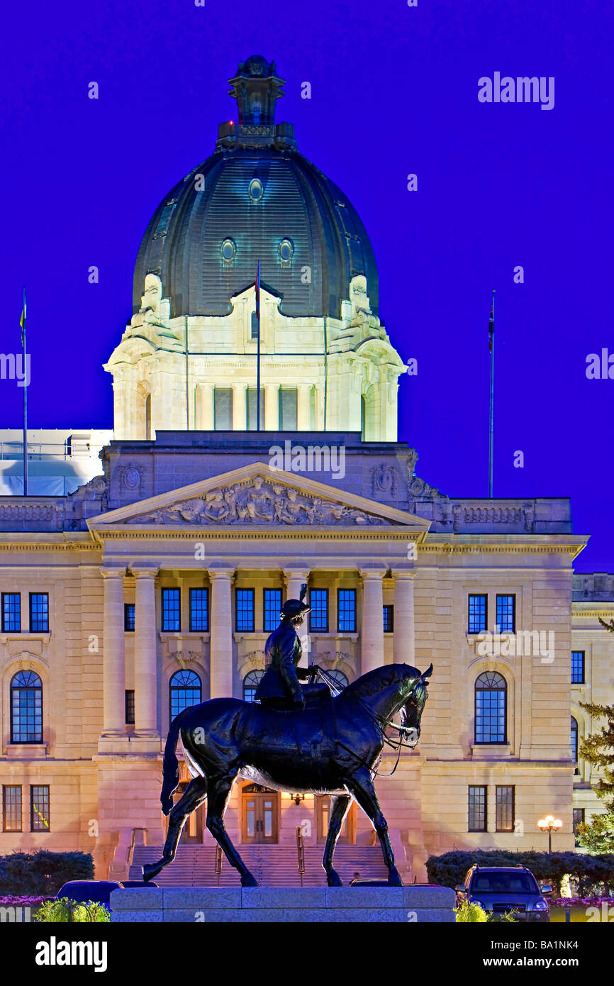 Statua equestre di Queen Elizabeth II backdropped dall'edificio legislativo nella città di Regina Saskatchewan Canada Foto Stock