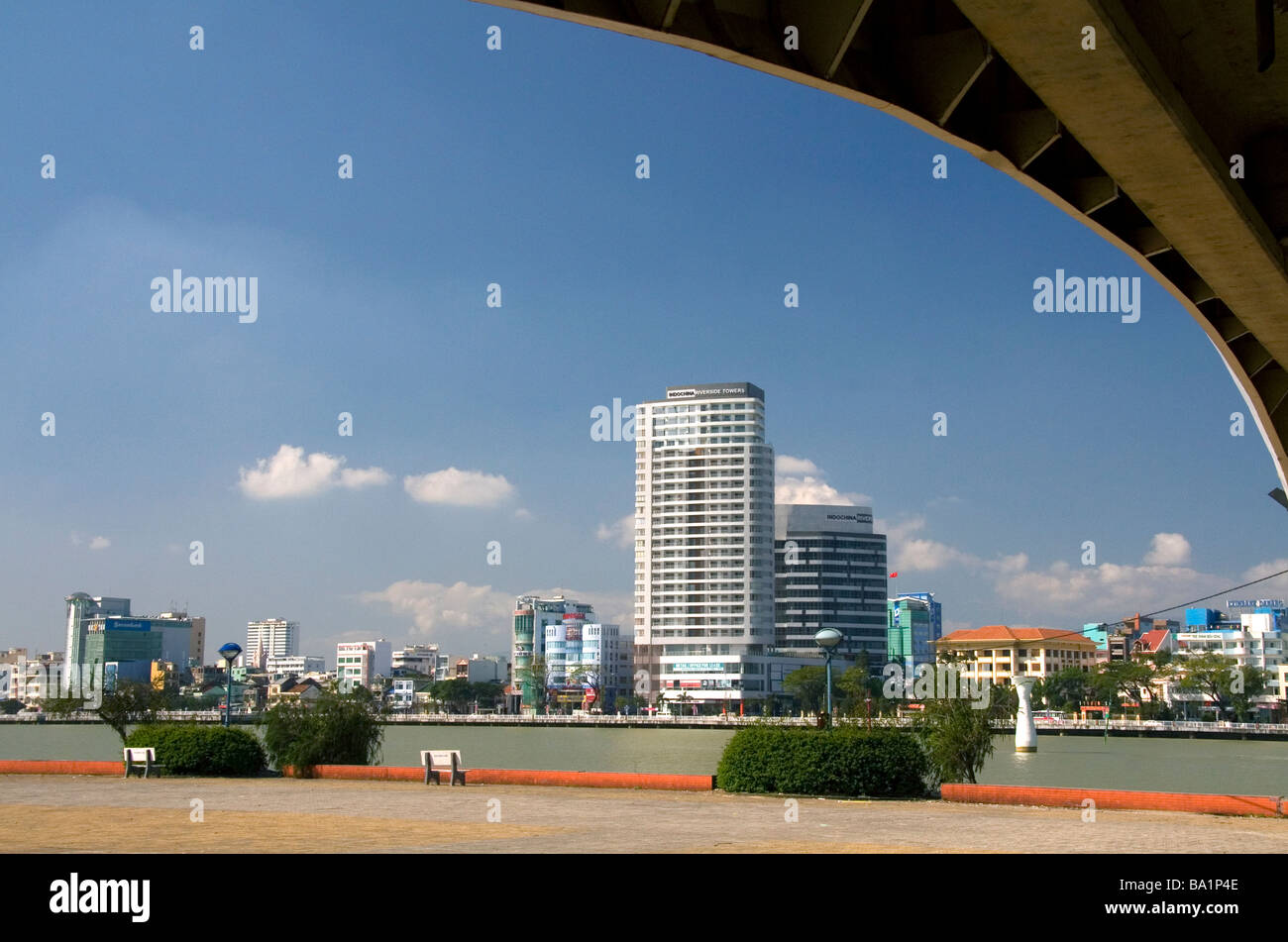 Alti edifici lungo il fiume Han nella città portuale di Da Nang Vietnam Foto Stock