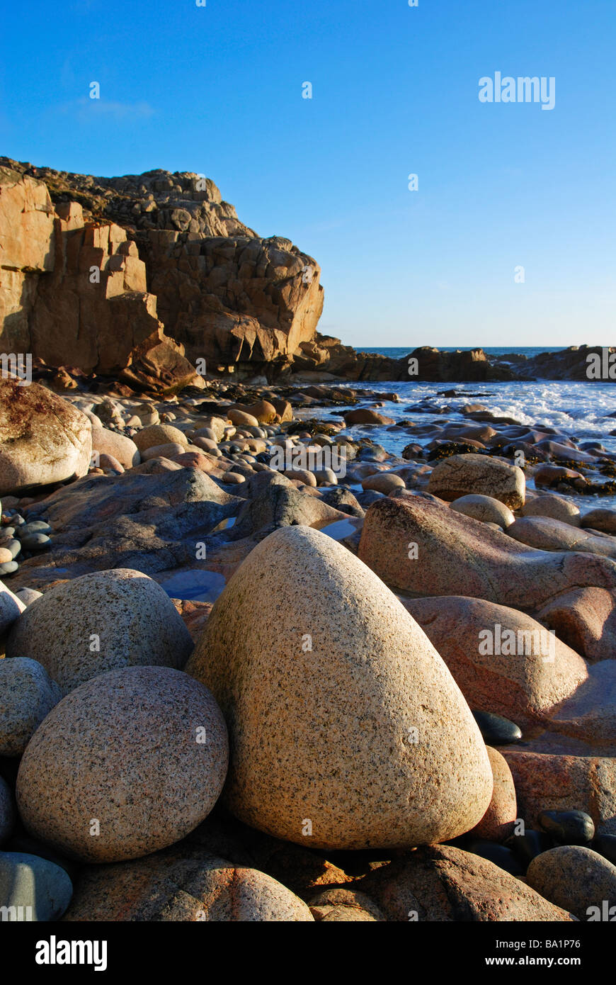 La inusuale turno rocce sulla spiaggia a porth nanven,cornwall, Regno Unito Foto Stock