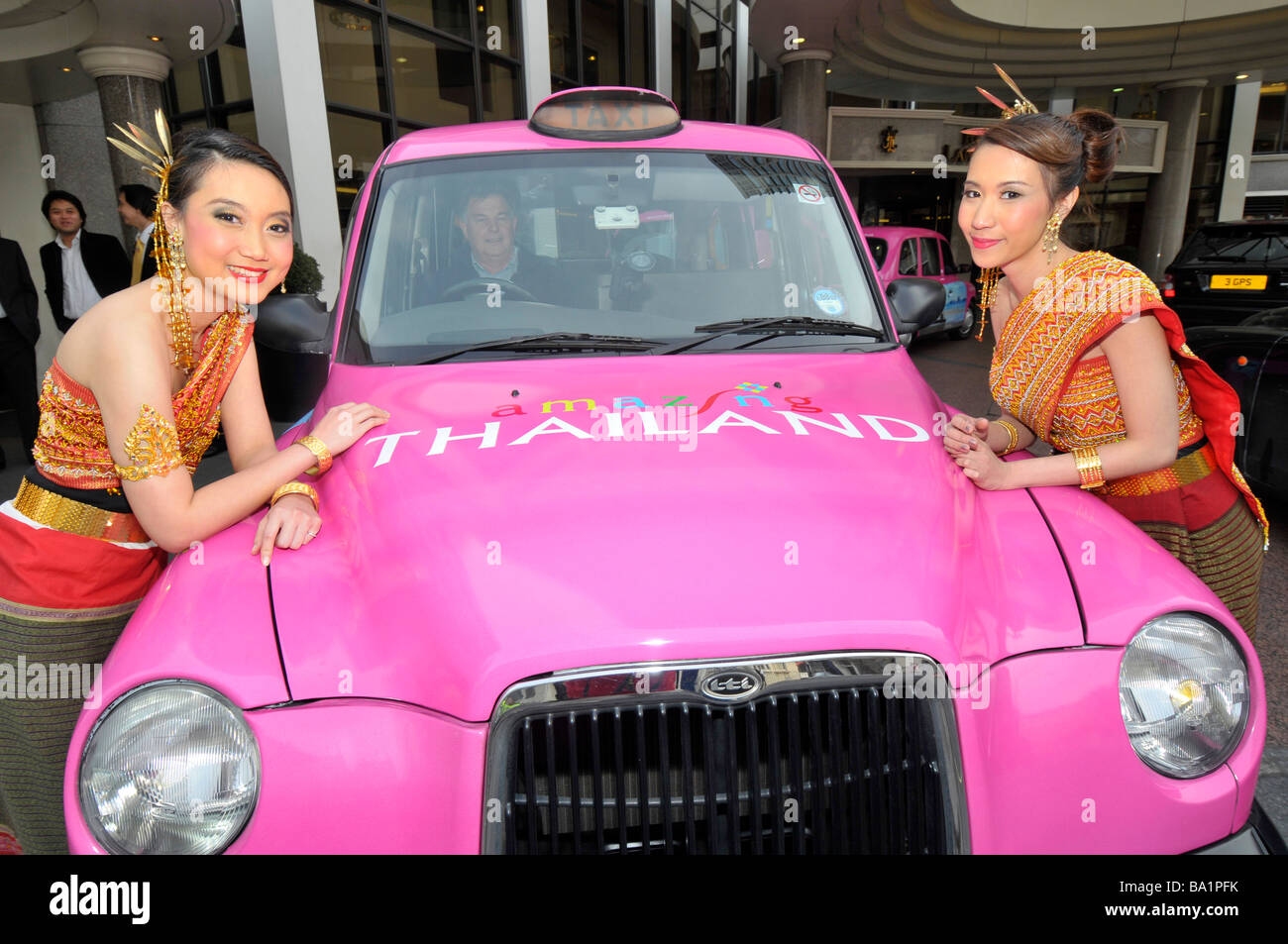 Rosa Londra taxi e Thai ragazze pubblicità della Thailandia Foto Stock