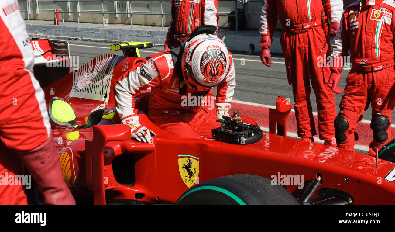 Kimi RAEIKKOENEN esce di Ferrari F60 auto durante un test di Formula Uno in sessioni di Marzo 2009 Foto Stock