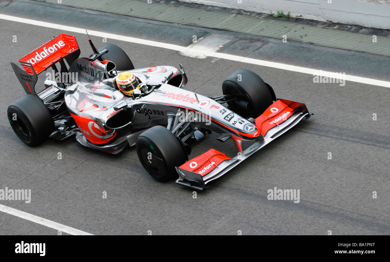 Lewis Hamilton con la McLaren Mercedes MP4 24 auto durante un test di  Formula Uno in sessioni di Marzo 2009 Foto stock - Alamy