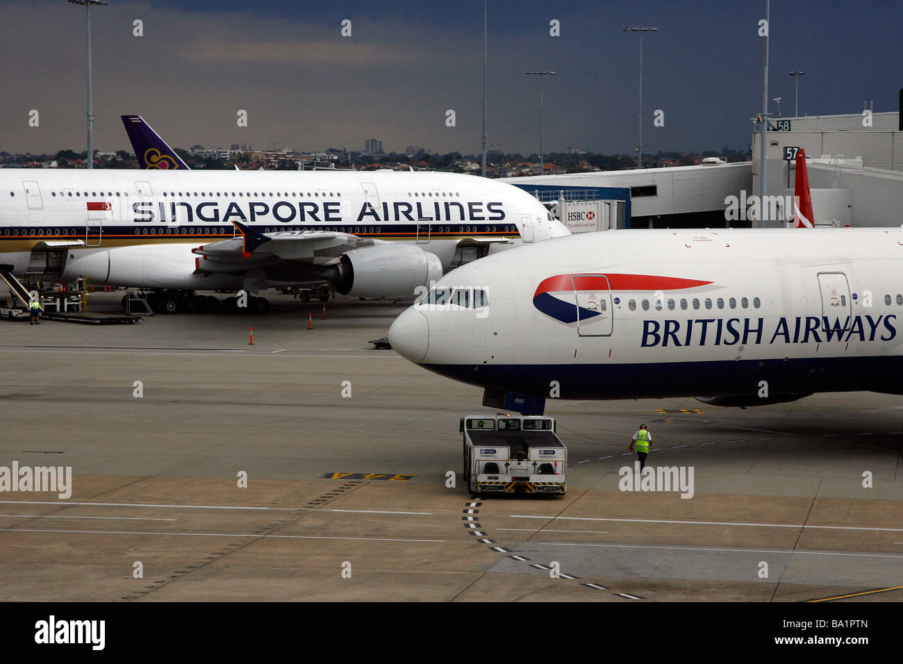 Un British Airways Boeing 777-200 aeromobile passa un Airbus A380 piano a Sydney Kingsford Smith International Airport Foto Stock