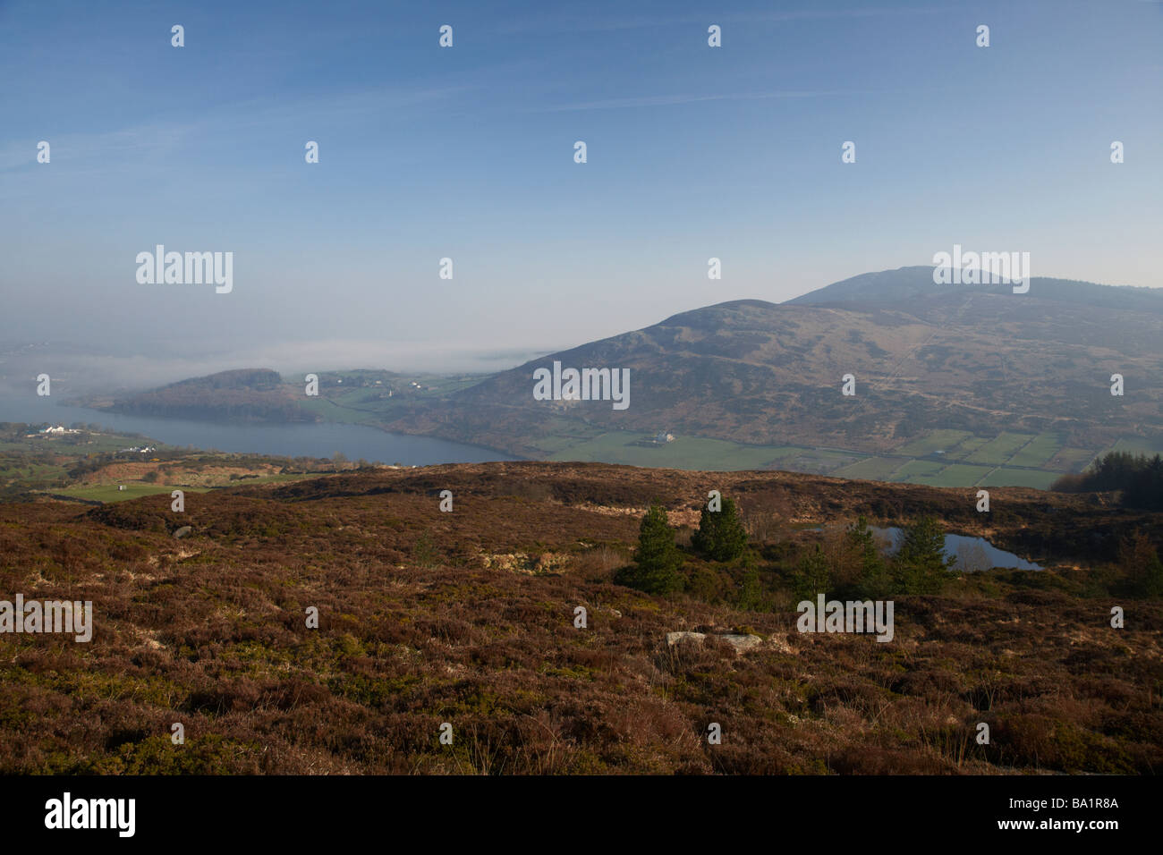 Guardando in giù verso il lago di camlough e Slieve Gullion ballintemple dal sud della contea di Armagh nell'Irlanda del nord Foto Stock