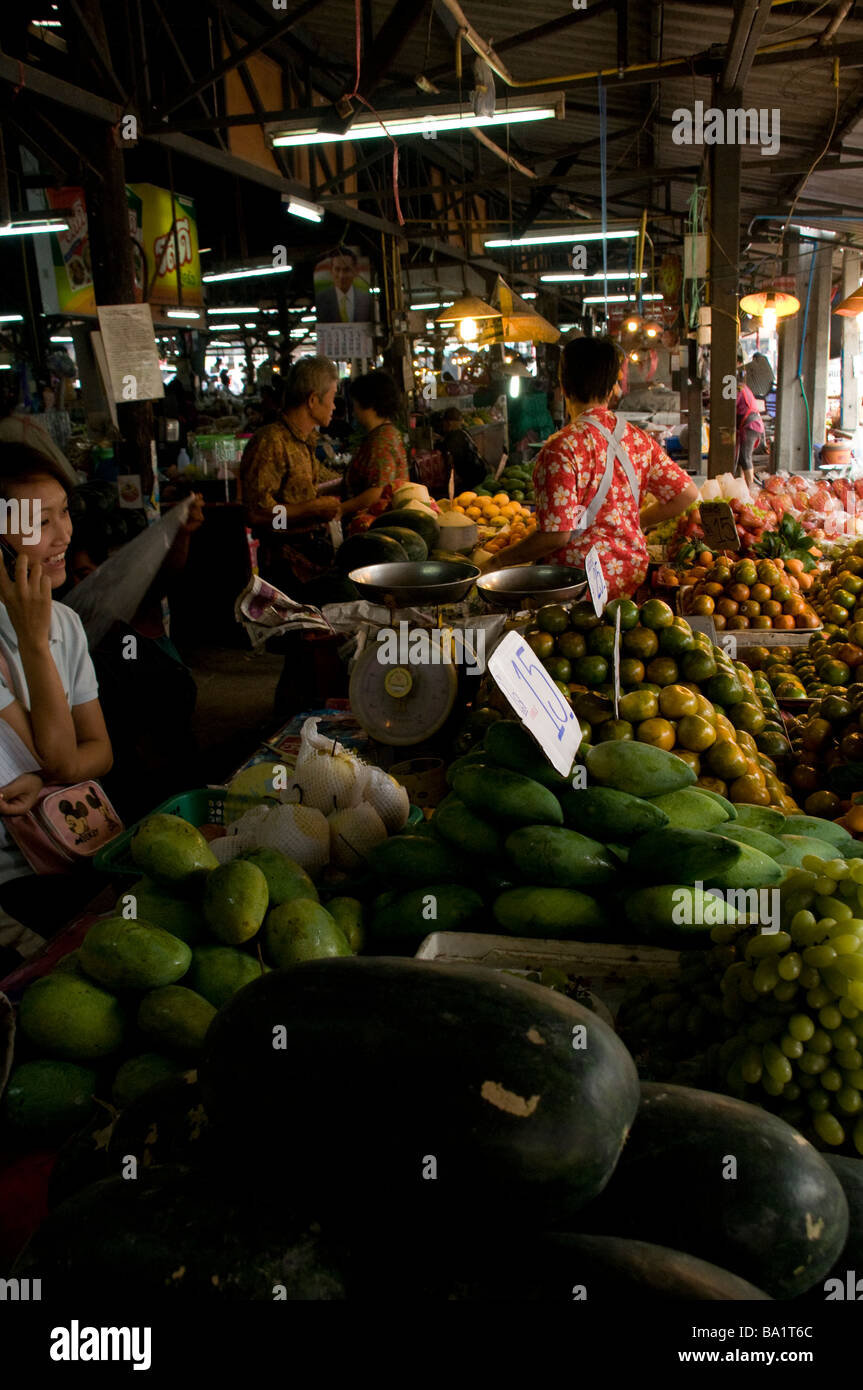 Prodotti freschi di mercato in una cittadina appena a nord di Chiang Mai, Thailandia Foto Stock