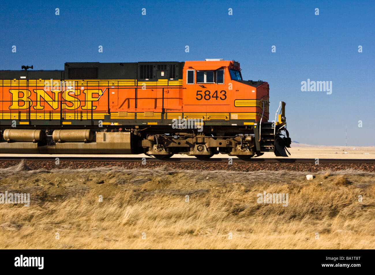 Burlington Northern Santa Fe Railroad locomotiva diesel sulla prateria Montana vicino a Shelby Montana Foto Stock