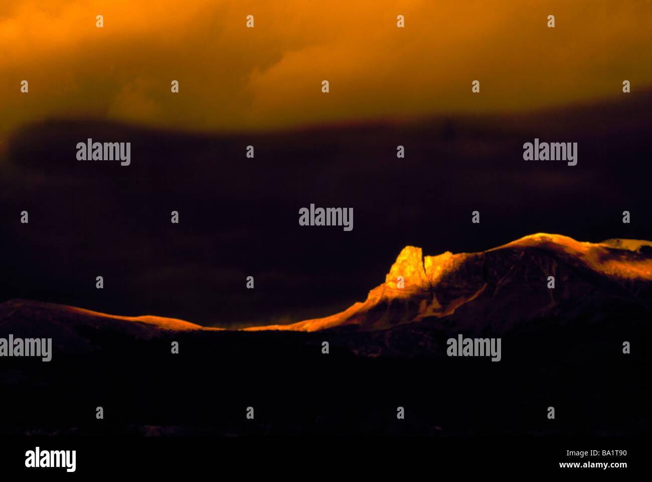 Parco Nazionale di Jasper, Alberta, Canada - Tramonto sul Monte Tekarra sotto Dark nuvole e cielo drammatico, Montagne Rocciose Canadesi Foto Stock