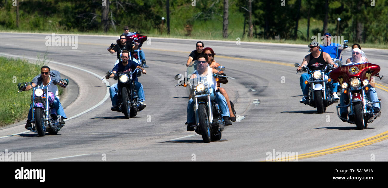 Motociclisti di equitazione in gruppo Sturgis Motorcycle Rally South Dakota USA Foto Stock