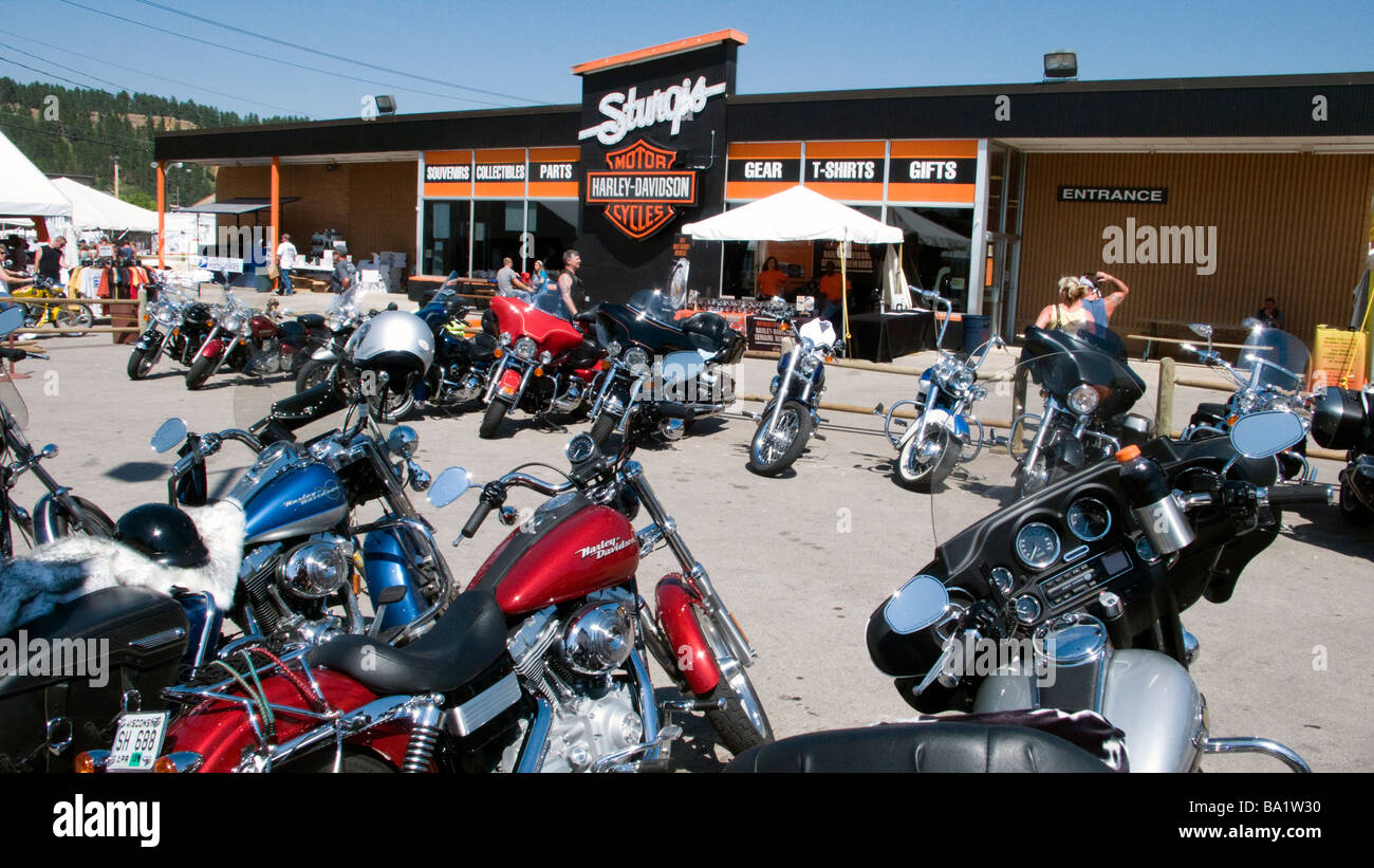 Punteggi di moto parcheggiate fuori Sturgis Harley Davidson rivenditore nel  corso annuale di moto raduno del South Dakota USA Foto stock - Alamy