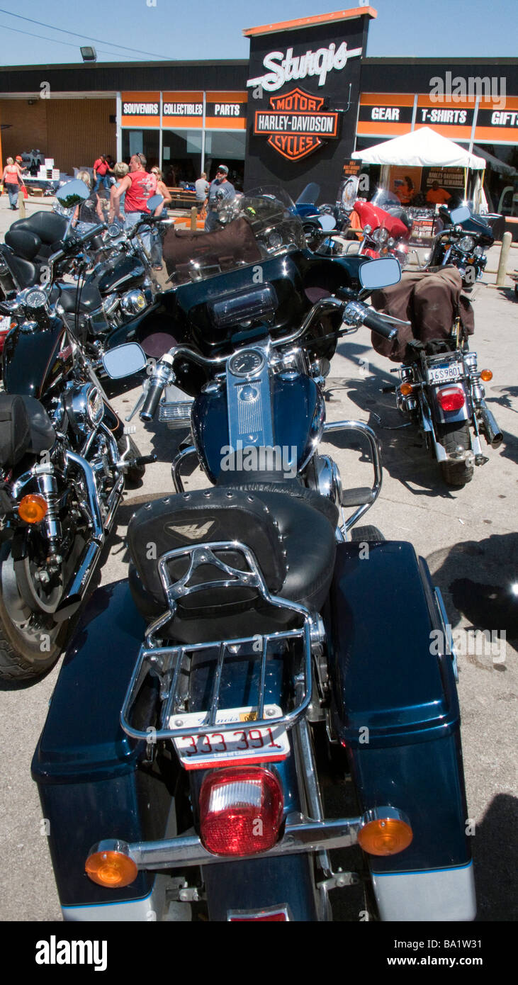 Punteggi di moto parcheggiate fuori Sturgis Harley Davidson rivenditore nel  corso annuale di moto raduno del South Dakota USA Foto stock - Alamy