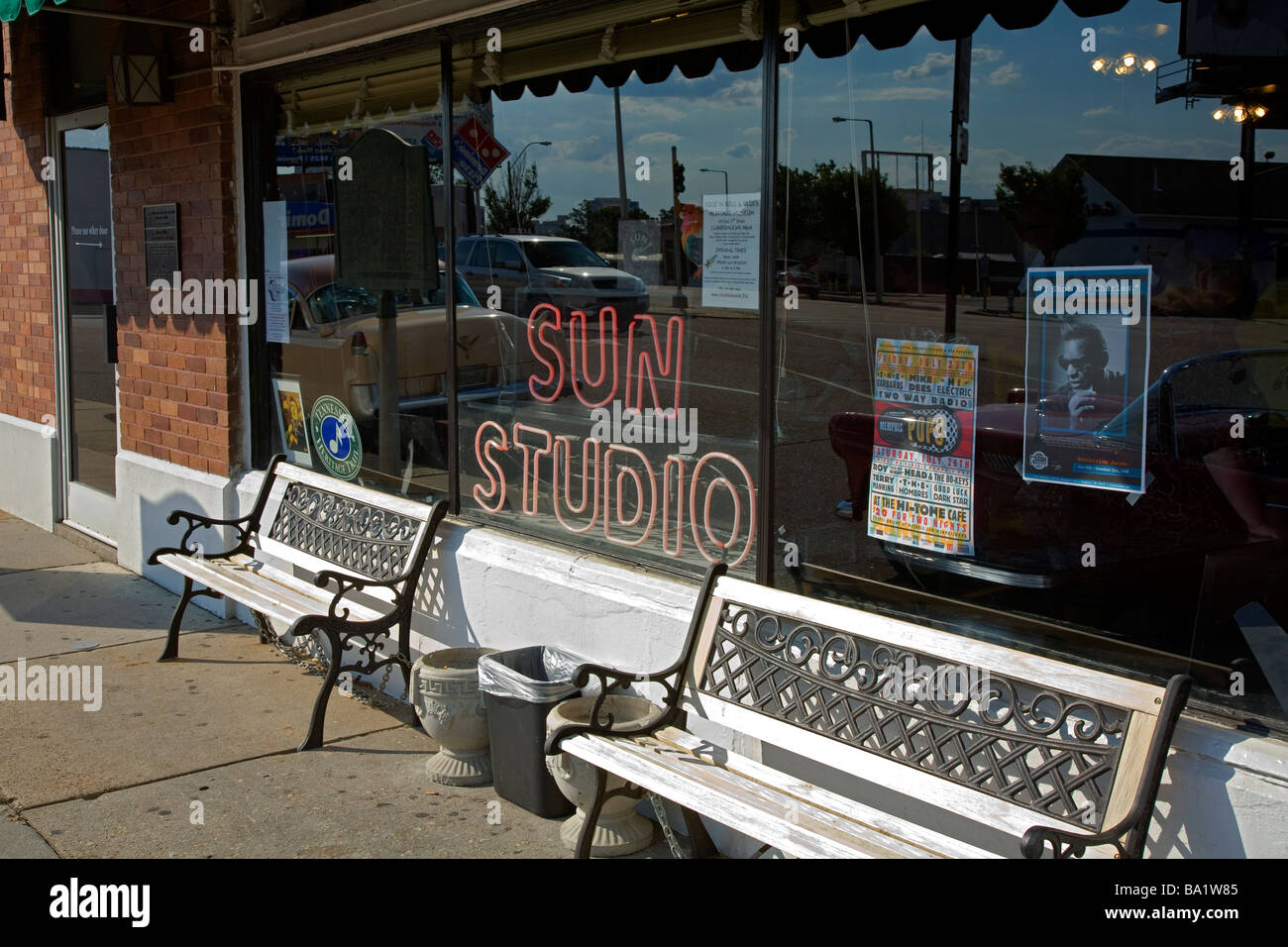 Panchine di fronte alla finestra a Sun Recording Studios a Memphis. Studio di registrazione di Elvis Presley. Foto Stock