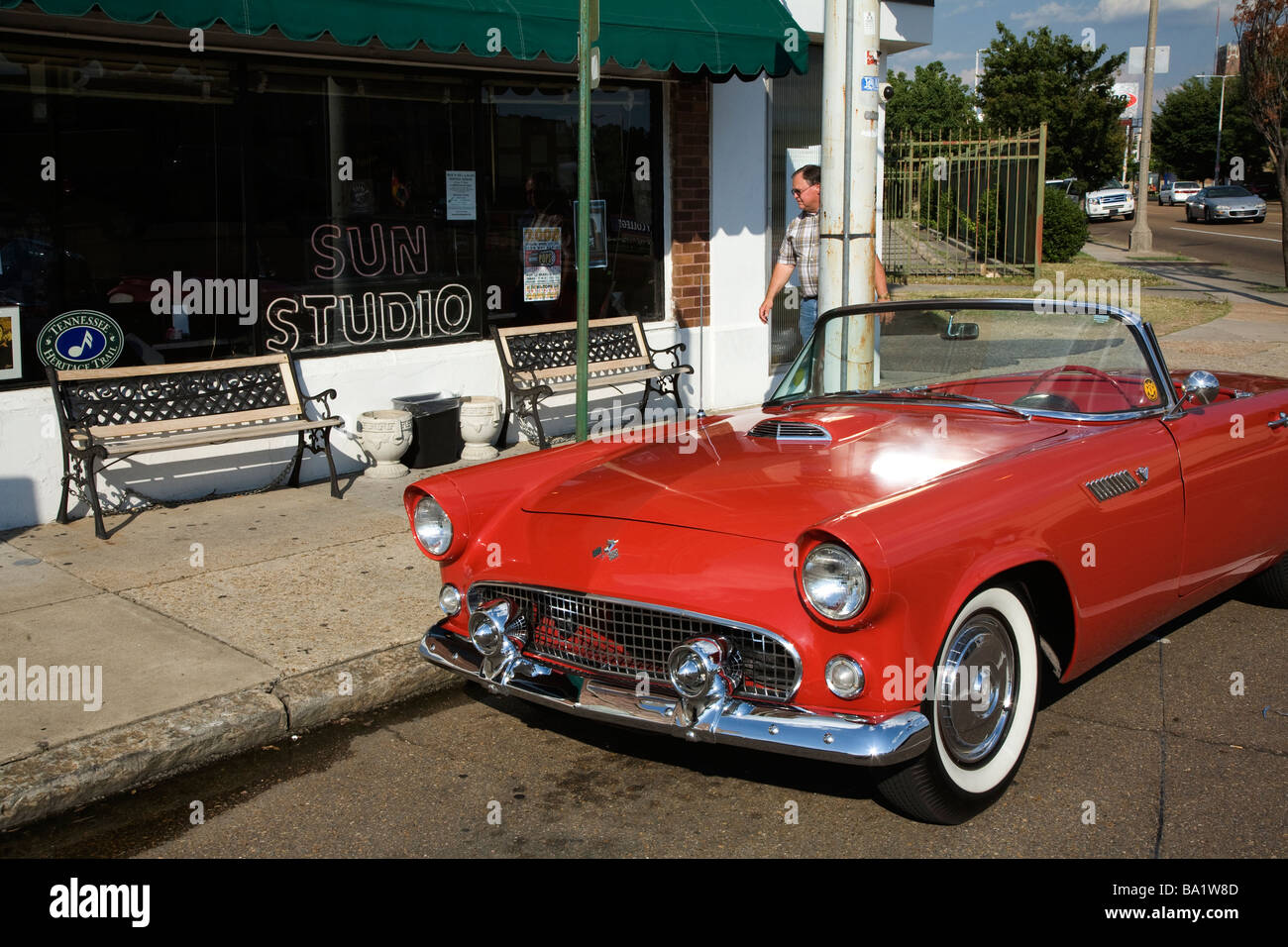 1956 Ford Thunderbird parcheggiato di fronte alla Sun Recording Studios a Memphis. Studio di registrazione di Elvis Presley e il luogo di nascita Foto Stock