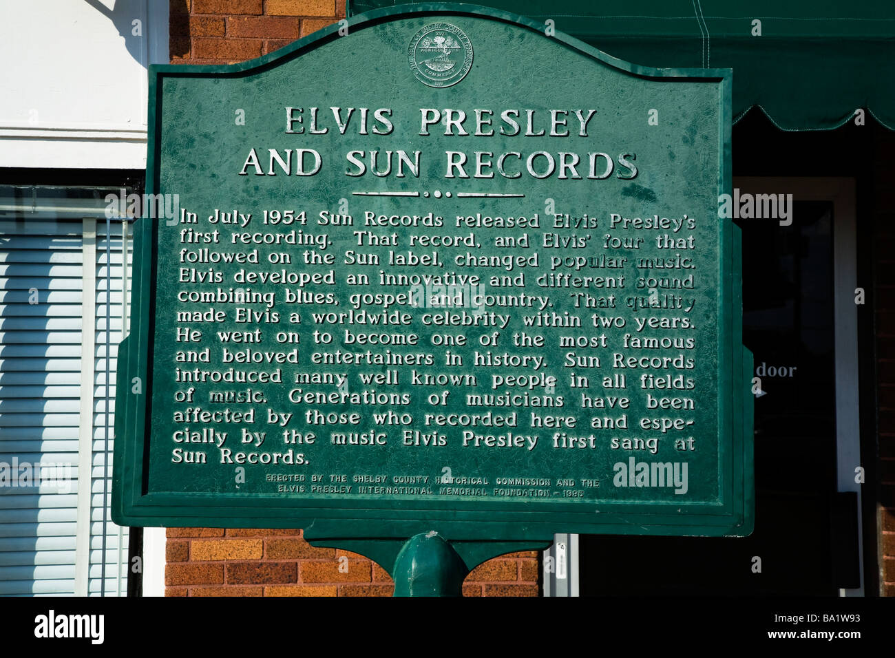 Elvis Presley e Sun Records segno storico nella parte anteriore del Sun Recording Studios a Memphis. Studio di registrazione di Elvis Presley Foto Stock