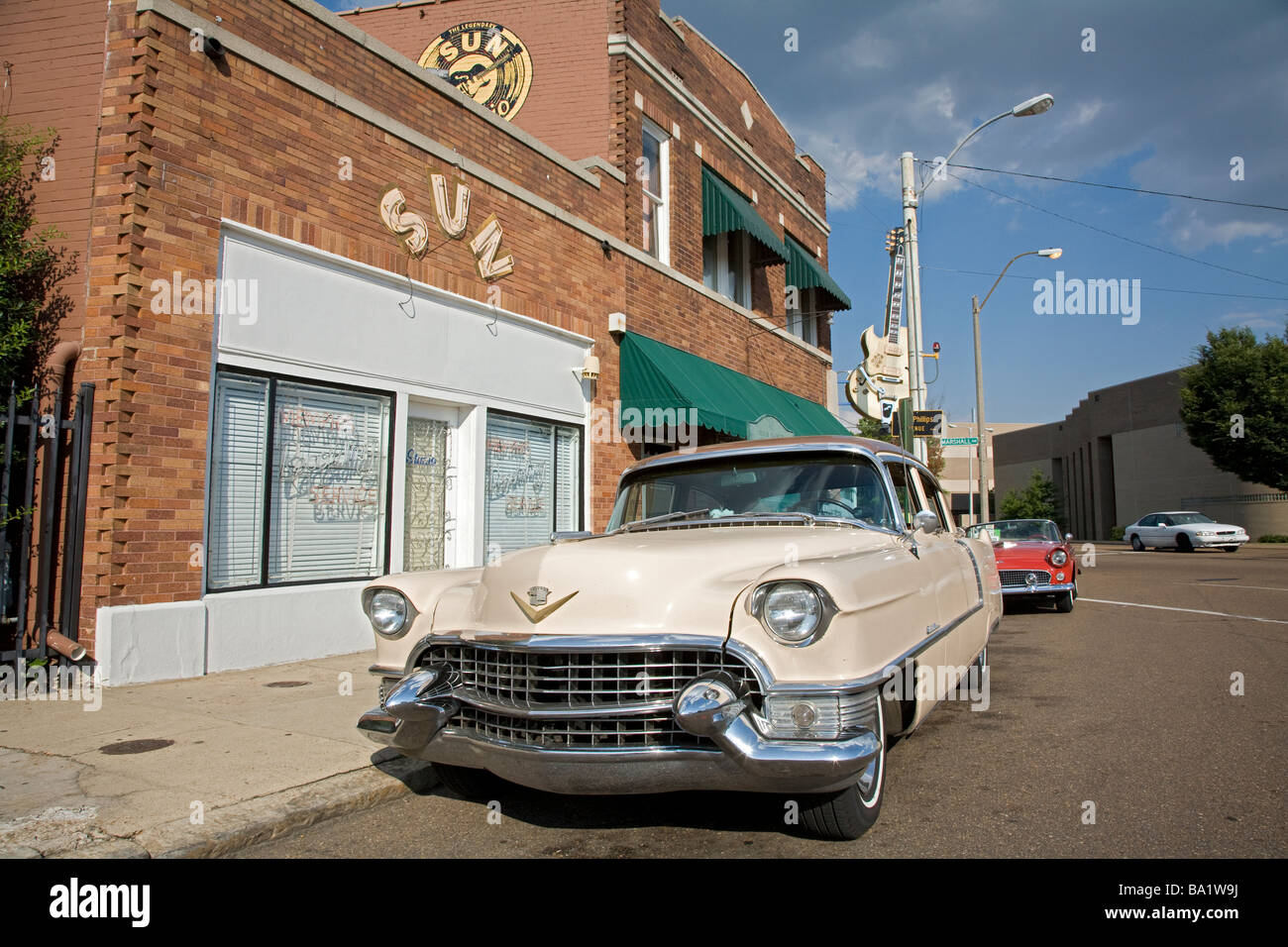 1955 Cadillac Coupe de Ville parcheggiato di fronte alla Sun Recording Studios a Memphis. Studio di registrazione di Elvis Presley e la birt Foto Stock