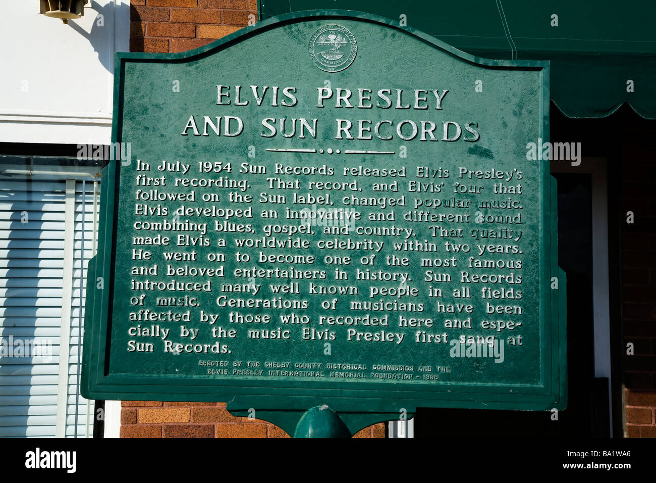 Elvis Presley e Sun Records segno storico nella parte anteriore del Sun Recording Studios a Memphis. La casa di Elvis e Rock and Roll Foto Stock