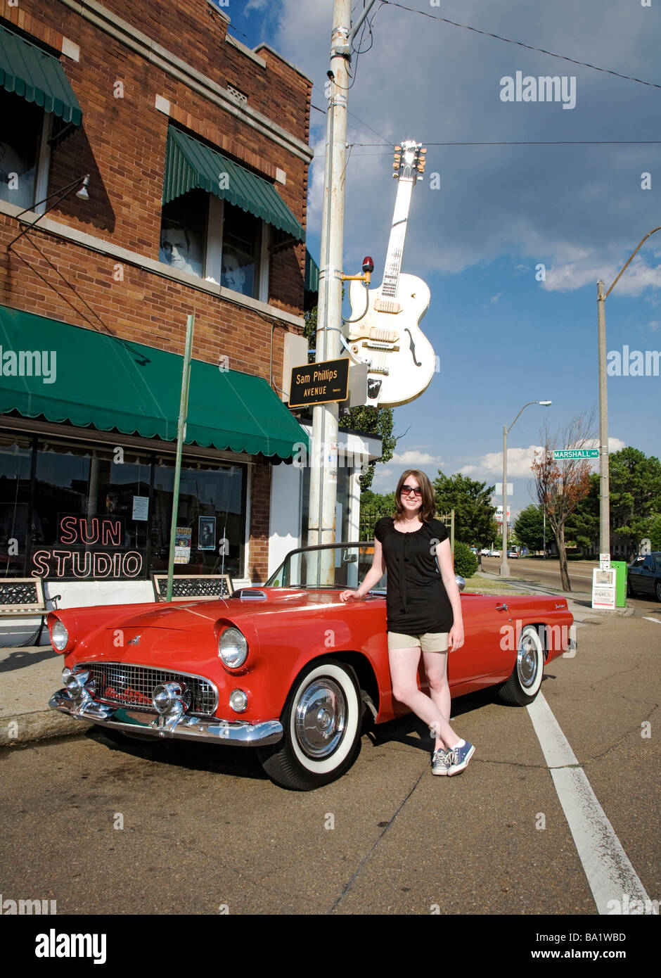 Modello femminile in piedi accanto a un 1956 Ford Thunderbird parcheggiato di fronte alla Sun Recording Studios in Memphis TN casa di Elvis e Ro Foto Stock