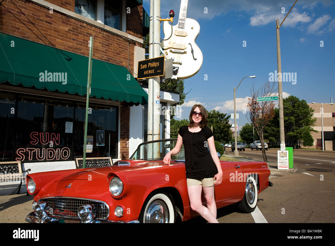 Modello femminile con 1956 Ford Thunderbird presso Sun Records Studio di Memphis. La casa di Elvis e il luogo di nascita del Rock & Roll Foto Stock