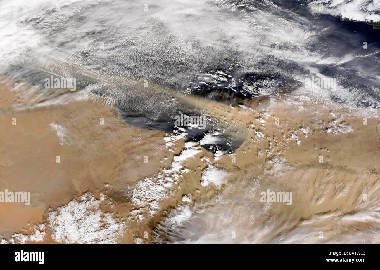 La polvere si brucia al largo della costa della Libia voce al di sopra del Mare Mediterraneo. Foto Stock