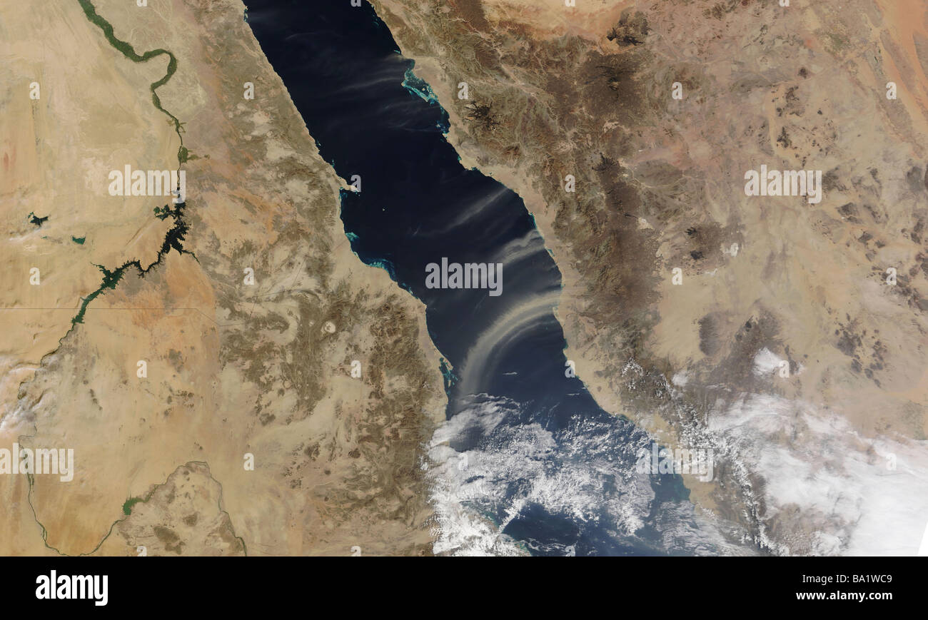Pennacchi di polvere colpo al largo della costa di Arabia Saudita e al di sopra del mare rosso Foto Stock