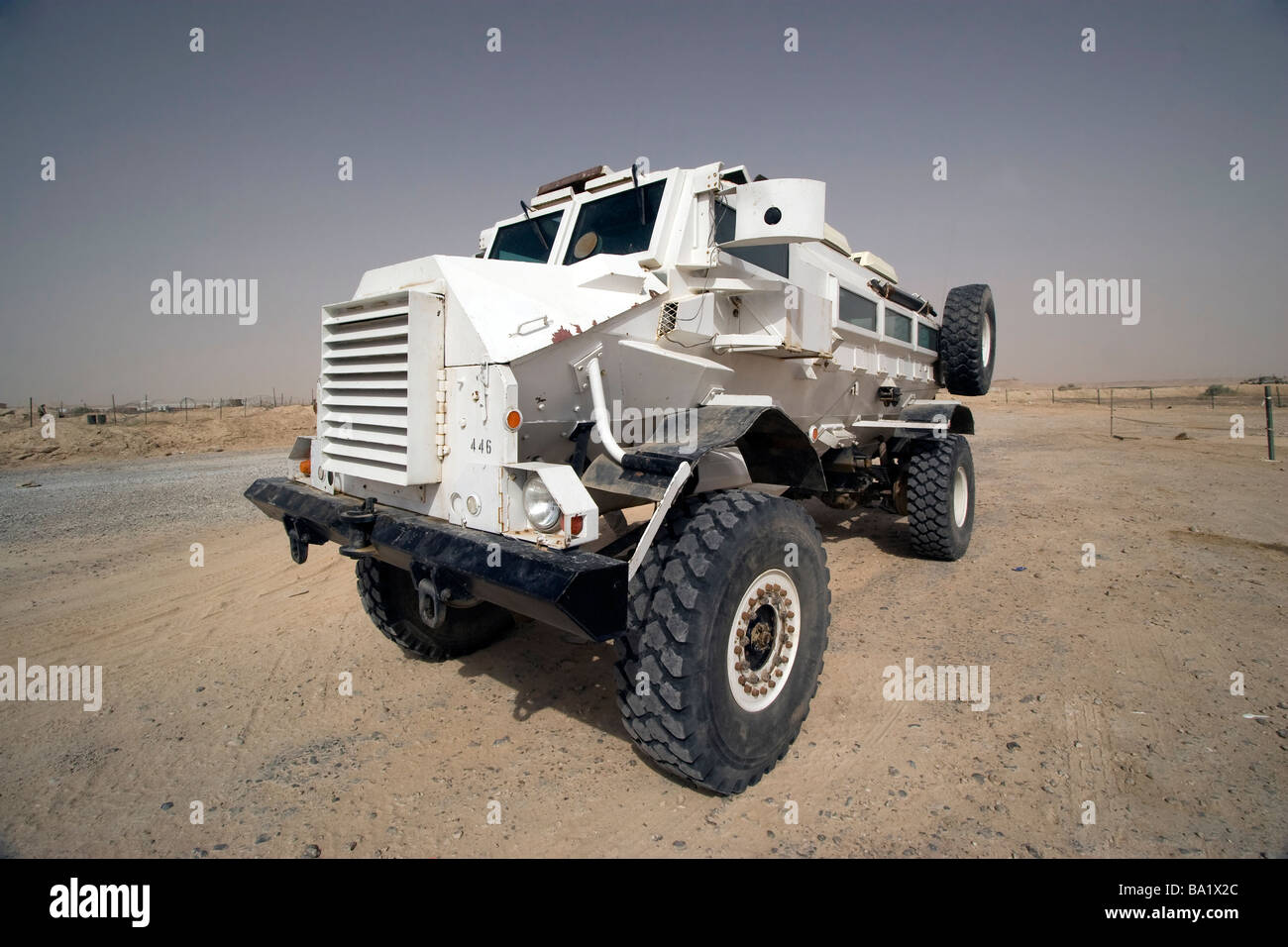 Casper veicolo blindato si trova al di fuori del filo all'ingresso al Asad Marine Camp. Foto Stock