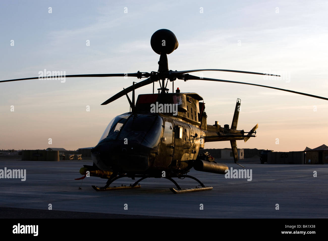 Un OH-58D Kiowa durante il tramonto. Foto Stock