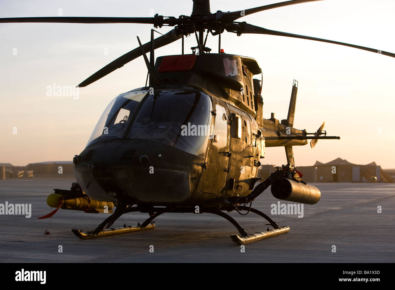 Un OH-58D Kiowa durante il tramonto. Foto Stock