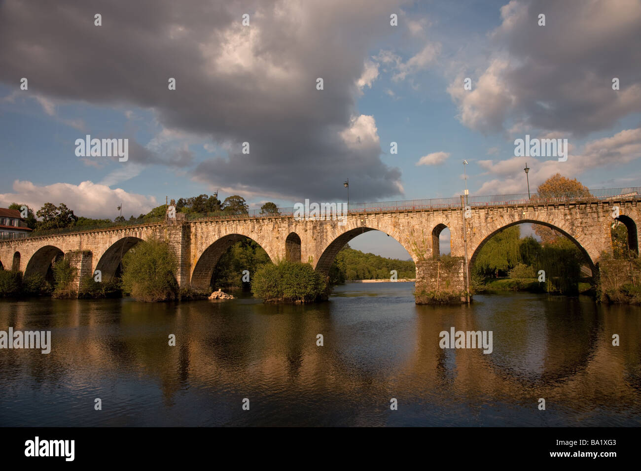 Ponte medievale Varcando il fiume Lima a Ponte da Barca Portogallo Foto Stock